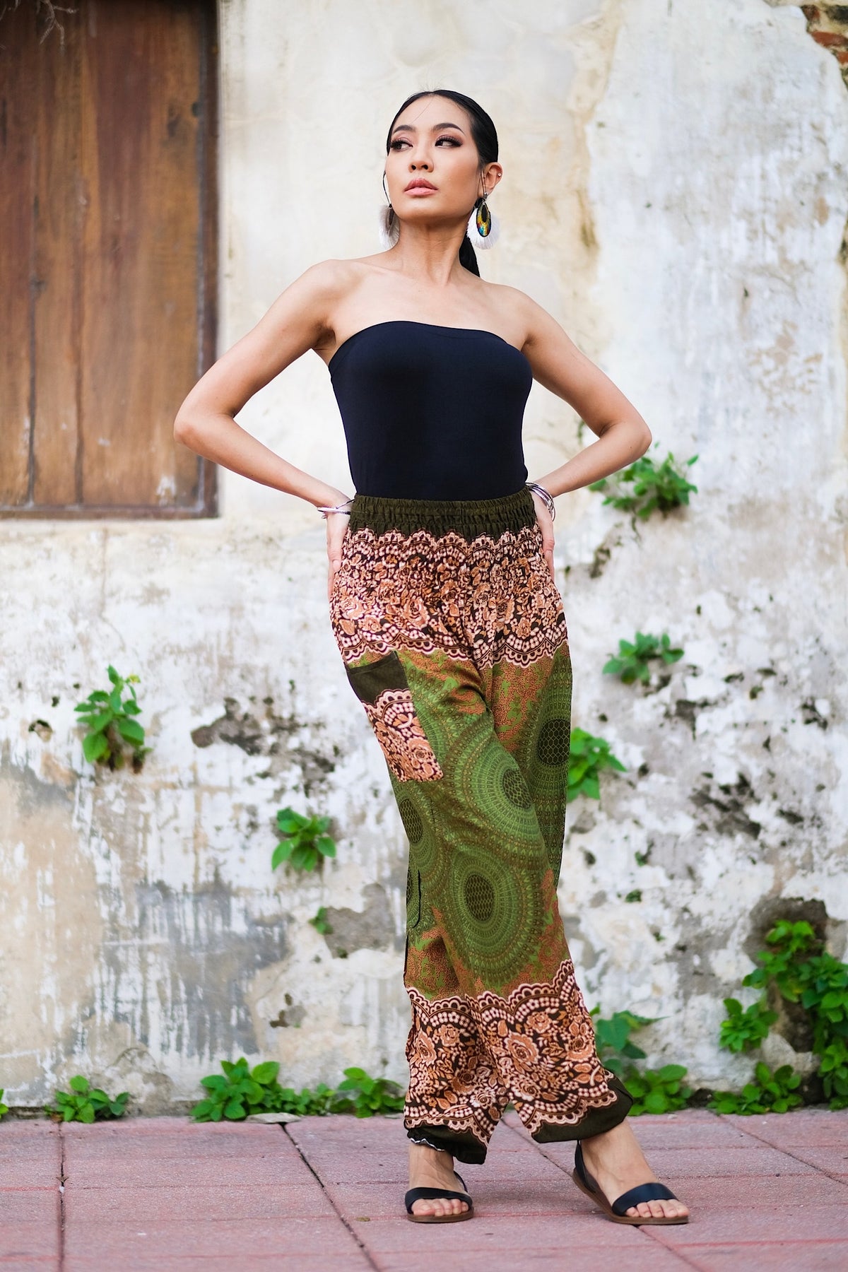 Pantalon léger en rayonne, doux et confortable, élastique aux chevilles permet de le remonter au dessus des mollets, passe-partout, parfait pour le yoga ou une promenade en vélo, il se porte en toute occasion, un incontournable à petit prix pour ce printemps-été.&nbsp;