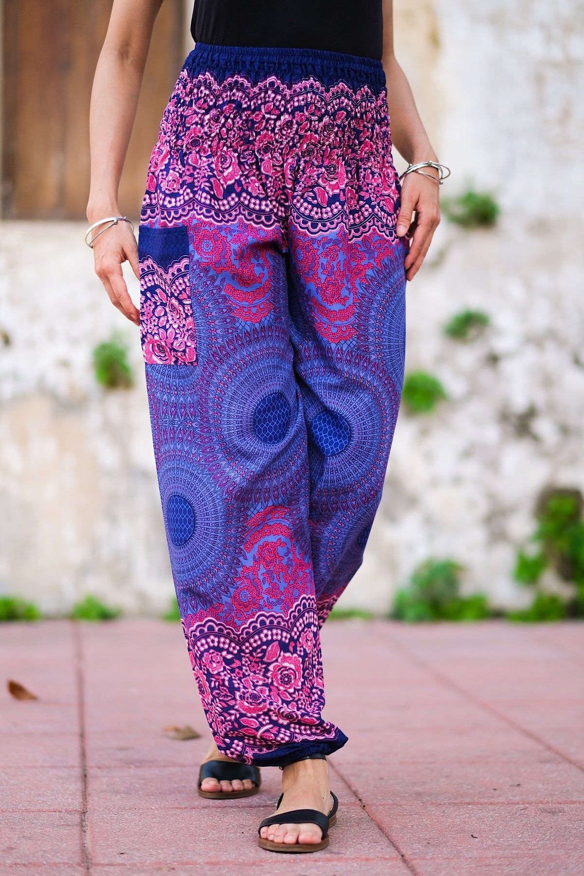 Pantalon léger en rayonne, doux et confortable, élastique aux chevilles permet de le remonter au dessus des mollets, passe-partout, parfait pour le yoga ou une promenade en vélo, il se porte en toute occasion, un incontournable à petit prix pour ce printemps-été.&nbsp;