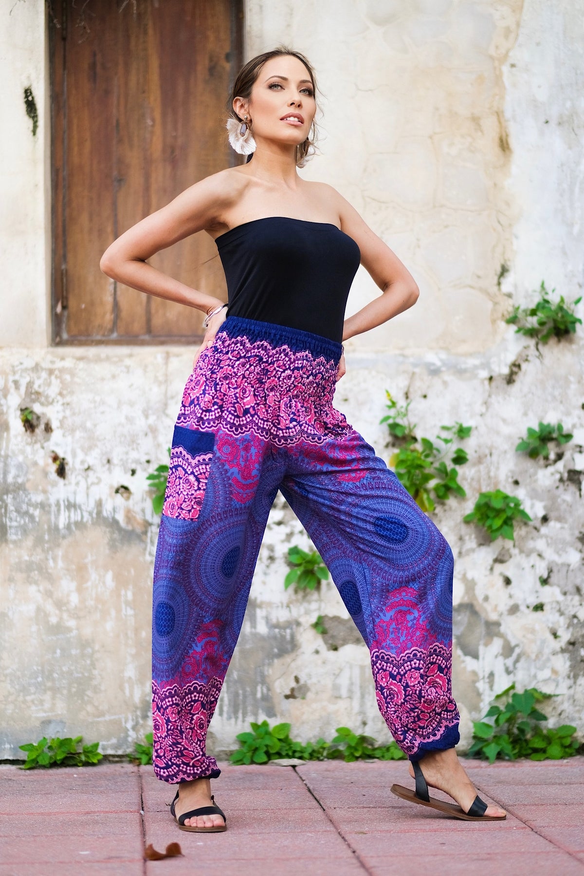 Pantalon léger en rayonne, doux et confortable, élastique aux chevilles permet de le remonter au dessus des mollets, passe-partout, parfait pour le yoga ou une promenade en vélo, il se porte en toute occasion, un incontournable à petit prix pour ce printemps-été.&nbsp;