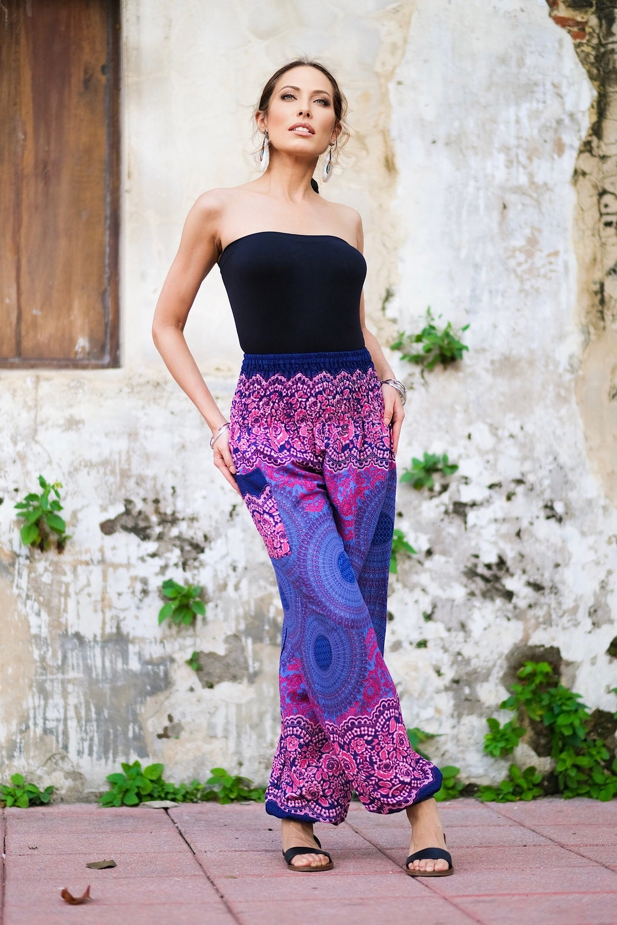 Pantalon léger en rayonne, doux et confortable, élastique aux chevilles permet de le remonter au dessus des mollets, passe-partout, parfait pour le yoga ou une promenade en vélo, il se porte en toute occasion, un incontournable à petit prix pour ce printemps-été.&nbsp;