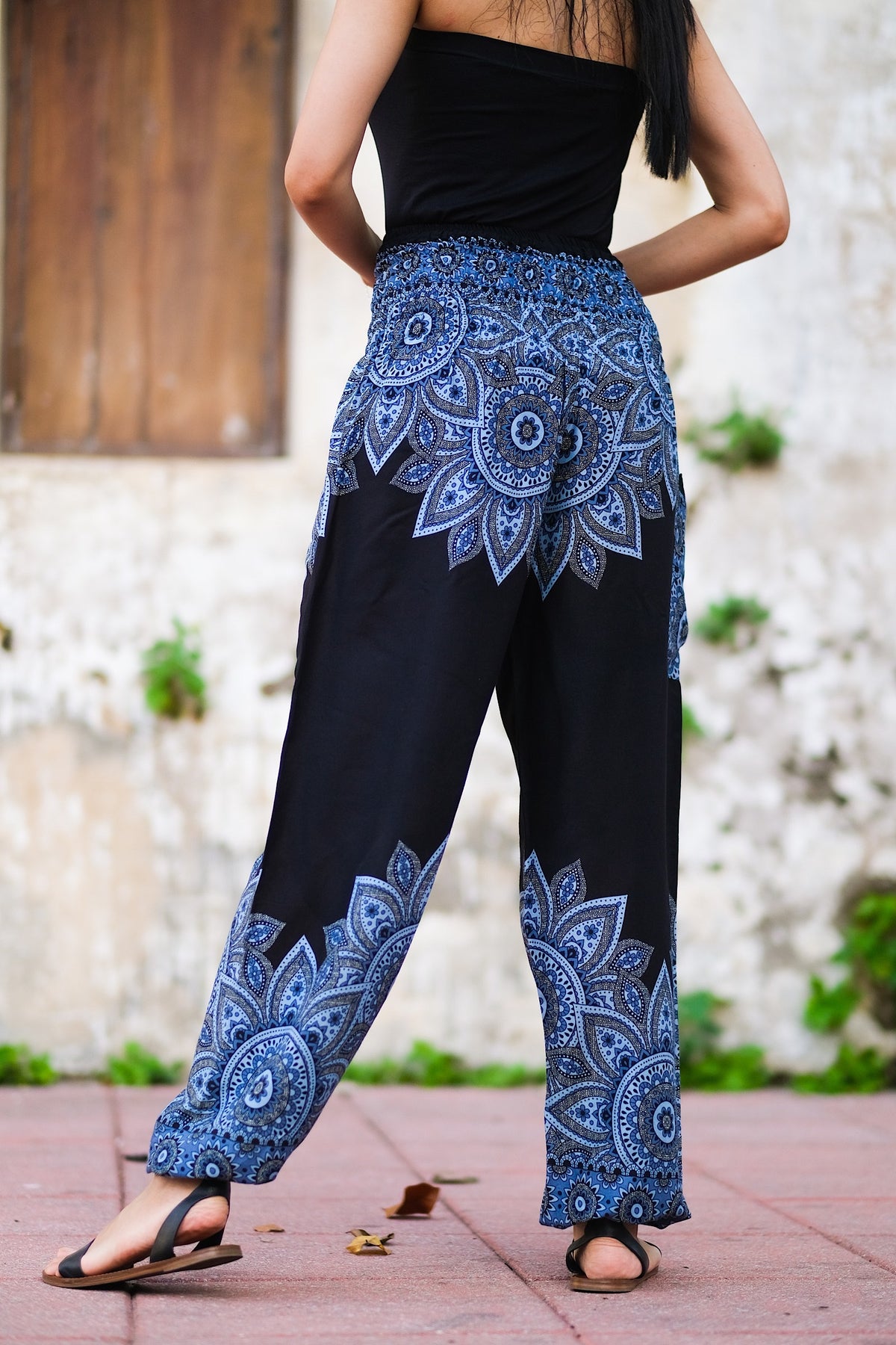 Pantalon léger en rayonne, doux et confortable, élastique aux chevilles permet de le remonter au dessus des mollets, passe-partout, parfait pour le yoga ou une promenade en vélo, il se porte en toute occasion, un incontournable à petit prix pour ce printemps-été.&nbsp;