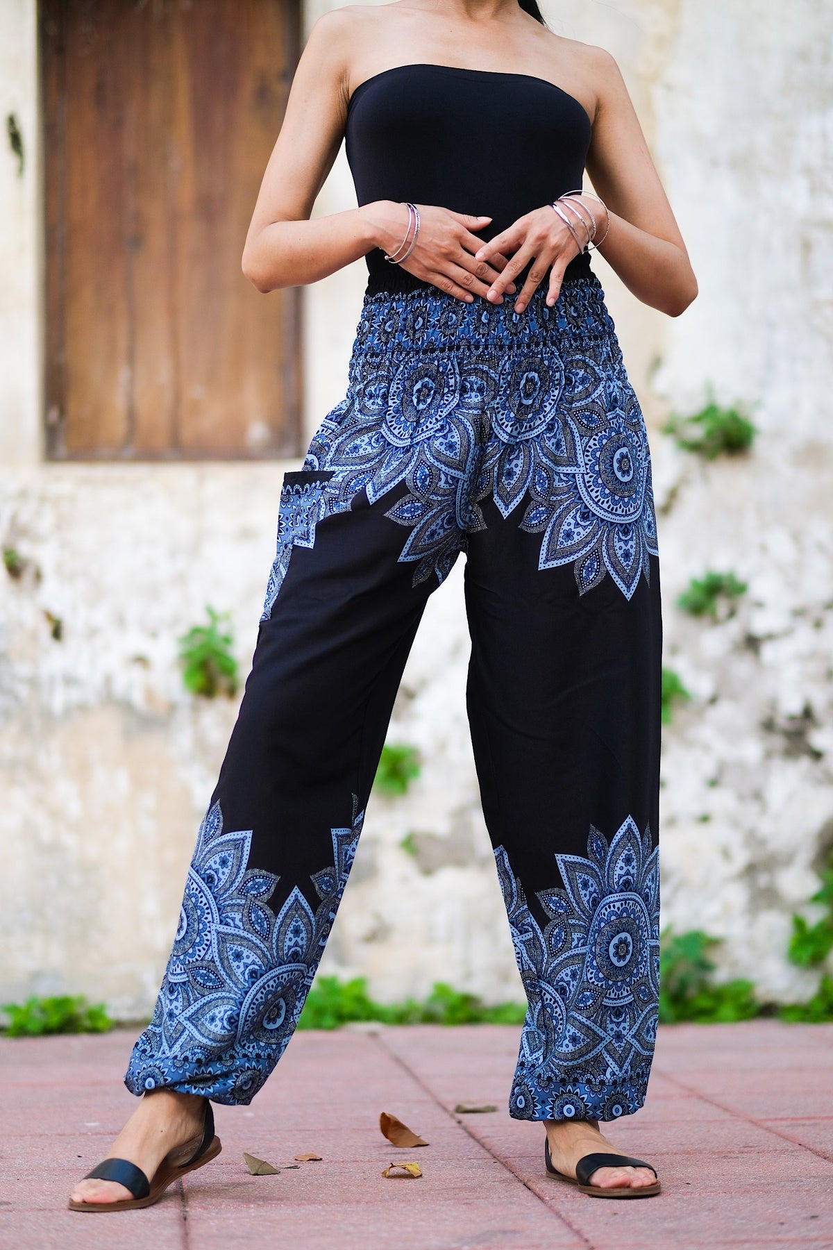 Pantalon léger en rayonne, doux et confortable, élastique aux chevilles permet de le remonter au dessus des mollets, passe-partout, parfait pour le yoga ou une promenade en vélo, il se porte en toute occasion, un incontournable à petit prix pour ce printemps-été.&nbsp;