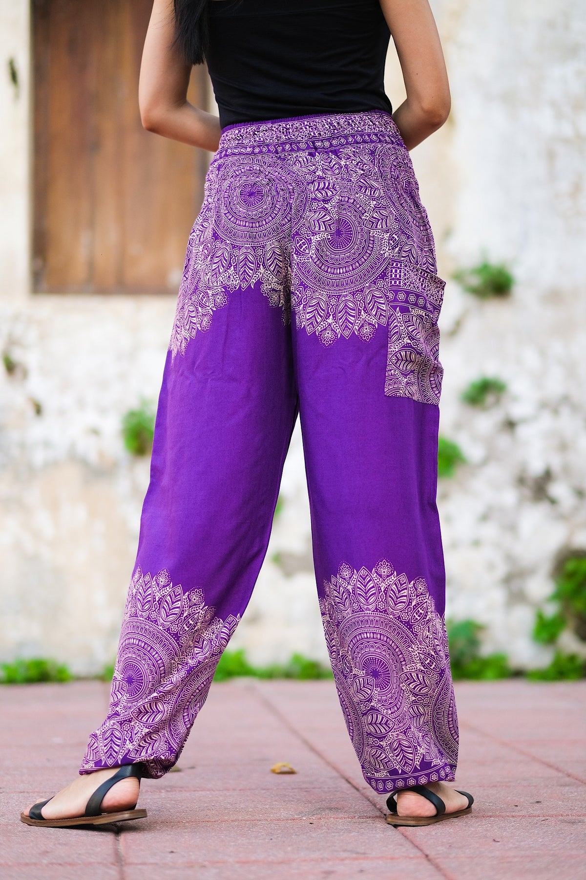 Pantalon léger en rayonne, doux et confortable, élastique aux chevilles permet de le remonter au dessus des mollets, passe-partout, parfait pour le yoga ou une promenade en vélo, il se porte en toute occasion, un incontournable à petit prix pour ce printemps-été.