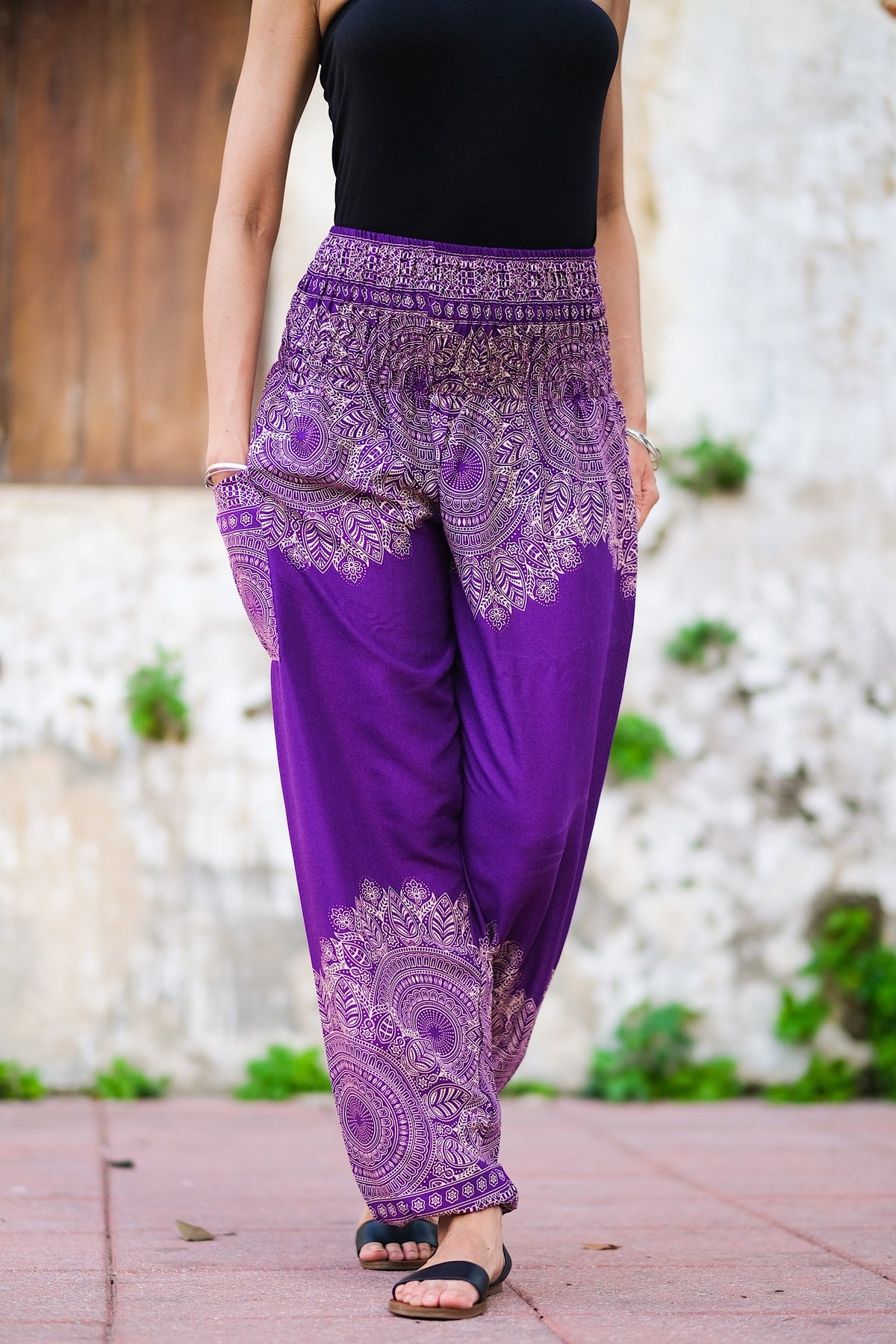 Pantalon léger en rayonne, doux et confortable, élastique aux chevilles permet de le remonter au dessus des mollets, passe-partout, parfait pour le yoga ou une promenade en vélo, il se porte en toute occasion, un incontournable à petit prix pour ce printemps-été.