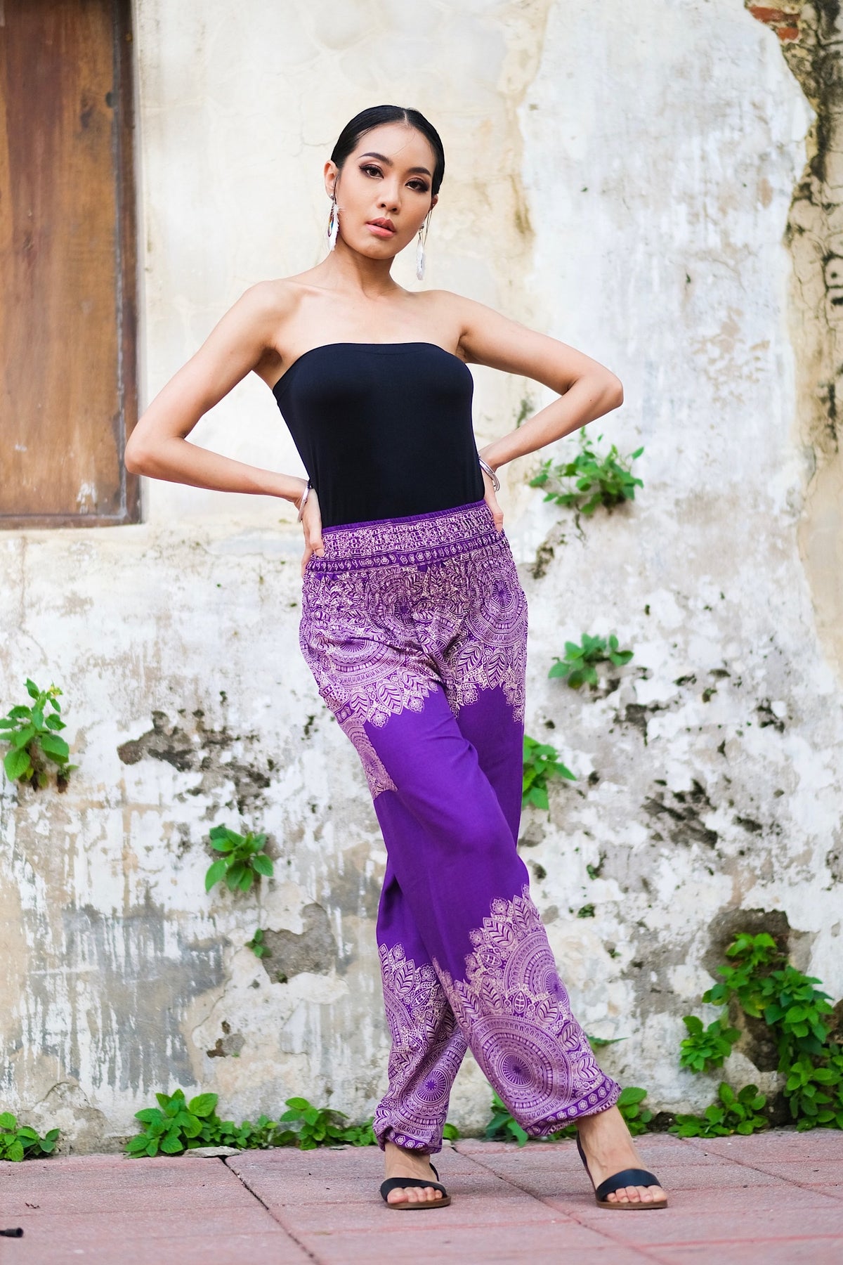 Pantalon léger en rayonne, doux et confortable, élastique aux chevilles permet de le remonter au dessus des mollets, passe-partout, parfait pour le yoga ou une promenade en vélo, il se porte en toute occasion, un incontournable à petit prix pour ce printemps-été.