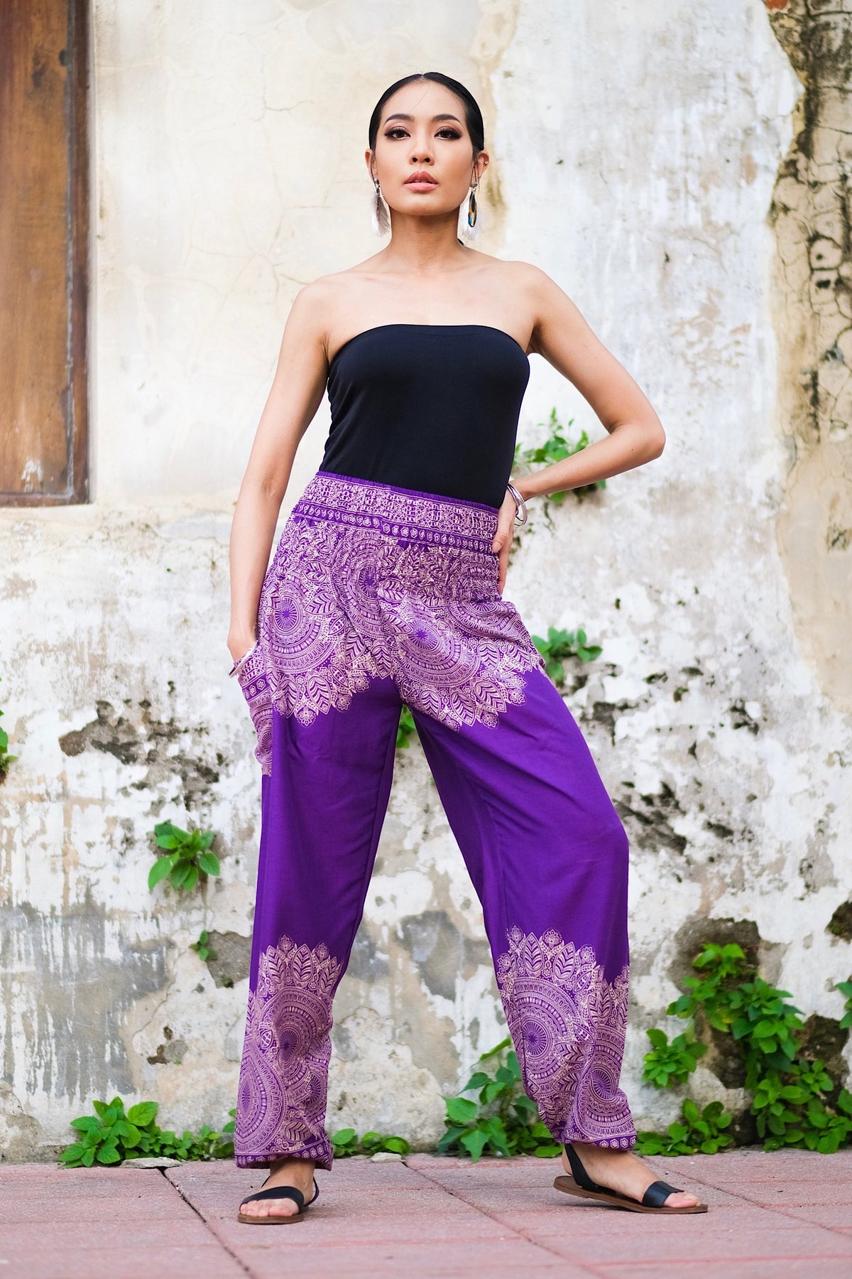 Pantalon léger en rayonne, doux et confortable, élastique aux chevilles permet de le remonter au dessus des mollets, passe-partout, parfait pour le yoga ou une promenade en vélo, il se porte en toute occasion, un incontournable à petit prix pour ce printemps-été.