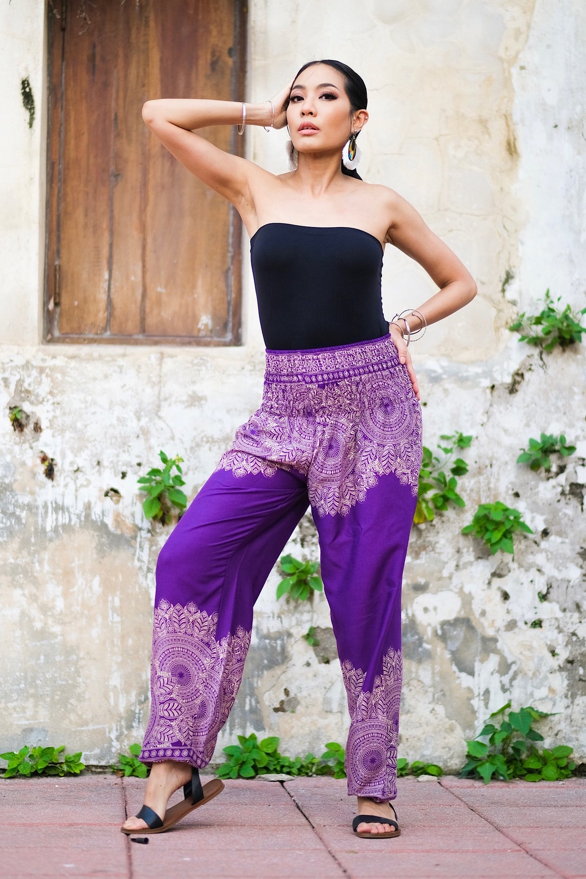 Pantalon léger en rayonne, doux et confortable, élastique aux chevilles permet de le remonter au dessus des mollets, passe-partout, parfait pour le yoga ou une promenade en vélo, il se porte en toute occasion, un incontournable à petit prix pour ce printemps-été.