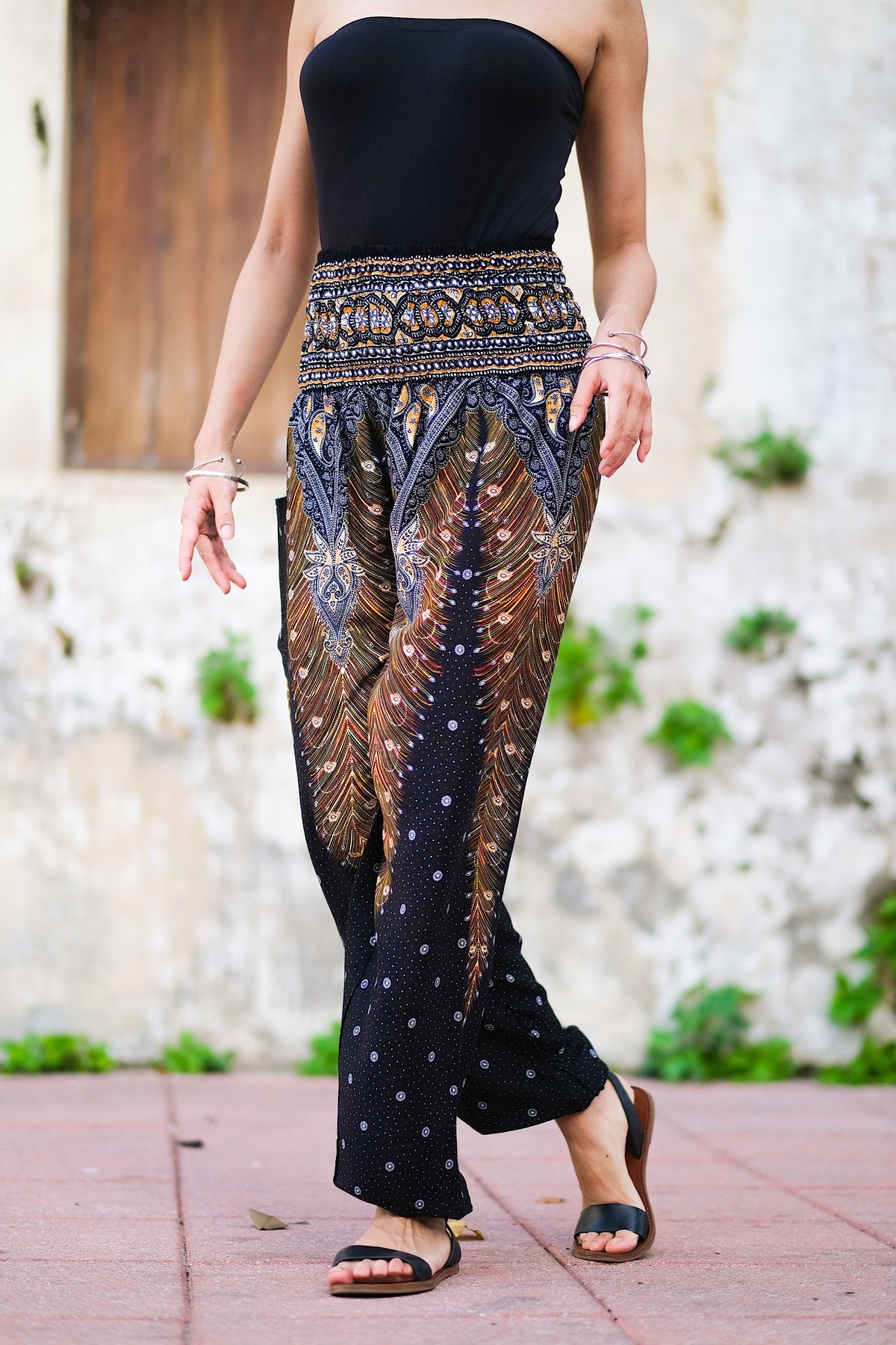 Pantalon léger en rayonne, doux et confortable, élastique aux chevilles permet de le remonter au dessus des mollets, passe-partout, parfait pour le yoga ou une promenade en vélo, il se porte en toute occasion, un incontournable à petit prix pour ce printemps-été.&nbsp;