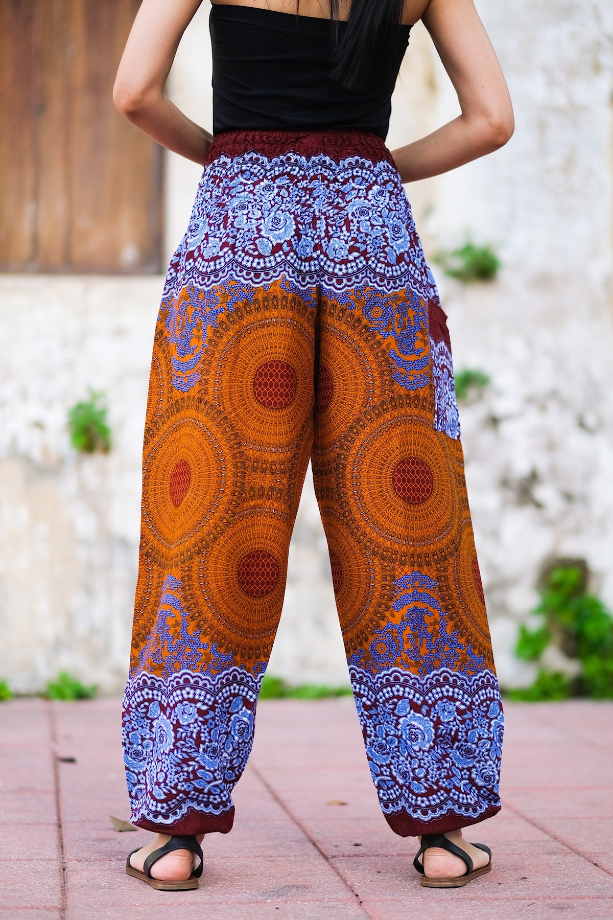 Pantalon léger en rayonne, doux et confortable, élastique aux chevilles permet de le remonter au dessus des mollets, passe-partout, parfait pour le yoga ou une promenade en vélo, il se porte en toute occasion, un incontournable à petit prix pour ce printemps-été.&nbsp;