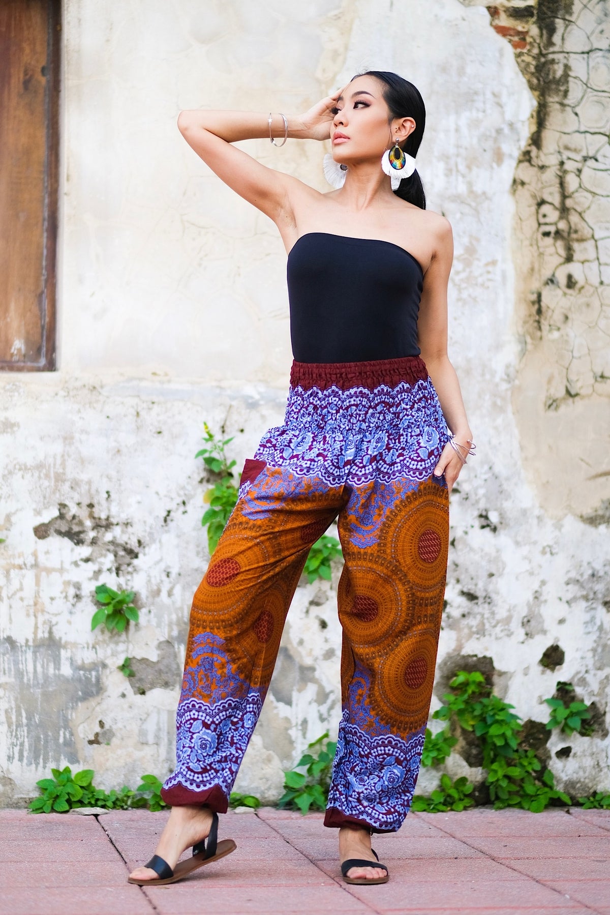 Pantalon léger en rayonne, doux et confortable, élastique aux chevilles permet de le remonter au dessus des mollets, passe-partout, parfait pour le yoga ou une promenade en vélo, il se porte en toute occasion, un incontournable à petit prix pour ce printemps-été.&nbsp;
