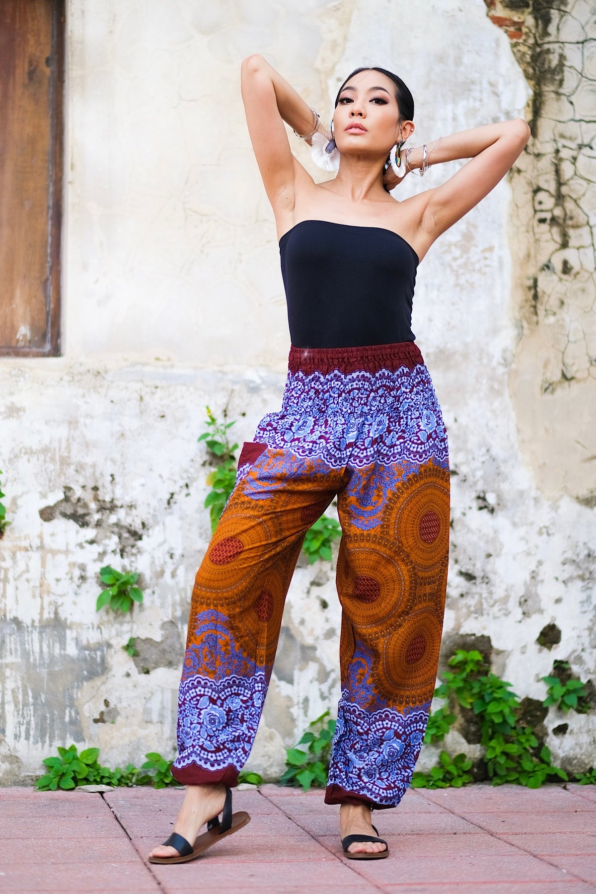 Pantalon léger en rayonne, doux et confortable, élastique aux chevilles permet de le remonter au dessus des mollets, passe-partout, parfait pour le yoga ou une promenade en vélo, il se porte en toute occasion, un incontournable à petit prix pour ce printemps-été.&nbsp;
