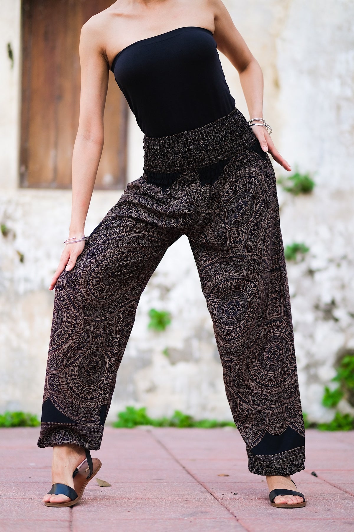 Pantalon léger en rayonne, doux et confortable, élastique aux chevilles permet de le remonter au dessus des mollets, passe-partout, parfait pour le yoga ou une promenade en vélo, il se porte en toute occasion, un incontournable à petit prix pour ce printemps-été.&nbsp;