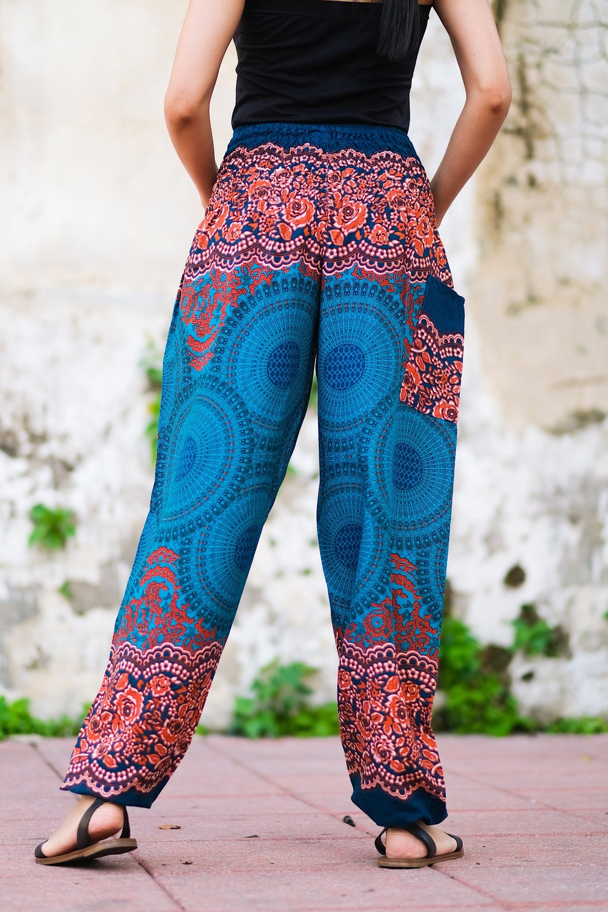 Pantalon léger en rayonne, doux et confortable, élastique aux chevilles permet de le remonter au dessus des mollets, passe-partout, parfait pour le yoga ou une promenade en vélo, il se porte en toute occasion, un incontournable à petit prix pour ce printemps-été.&nbsp;