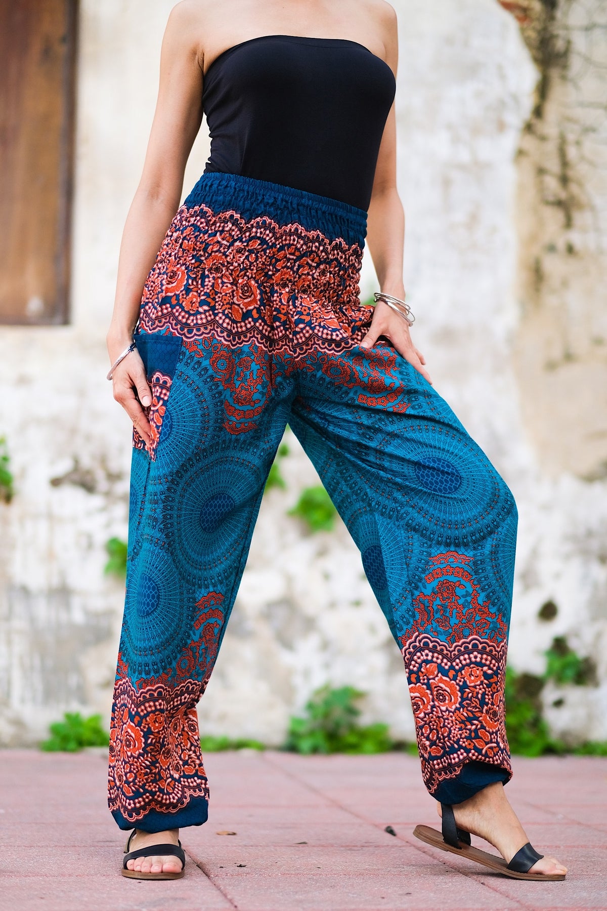 Pantalon léger en rayonne, doux et confortable, élastique aux chevilles permet de le remonter au dessus des mollets, passe-partout, parfait pour le yoga ou une promenade en vélo, il se porte en toute occasion, un incontournable à petit prix pour ce printemps-été.&nbsp;