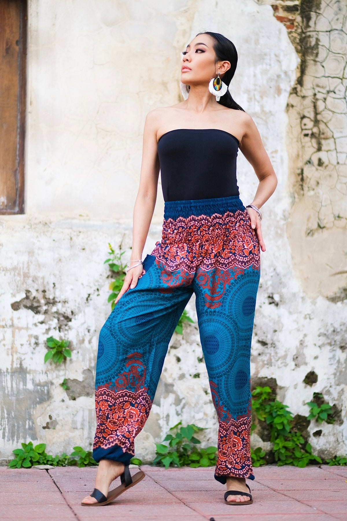 Pantalon léger en rayonne, doux et confortable, élastique aux chevilles permet de le remonter au dessus des mollets, passe-partout, parfait pour le yoga ou une promenade en vélo, il se porte en toute occasion, un incontournable à petit prix pour ce printemps-été.&nbsp;
