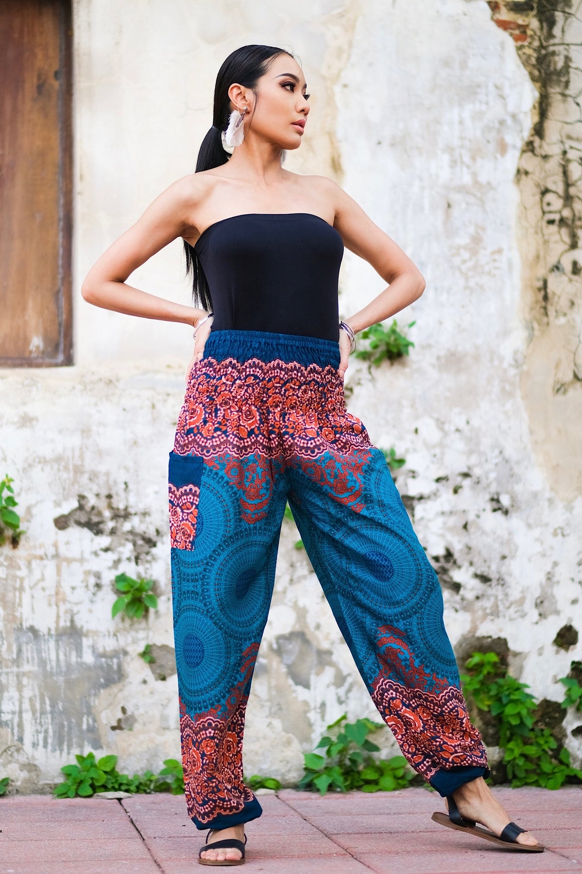 Pantalon léger en rayonne, doux et confortable, élastique aux chevilles permet de le remonter au dessus des mollets, passe-partout, parfait pour le yoga ou une promenade en vélo, il se porte en toute occasion, un incontournable à petit prix pour ce printemps-été.&nbsp;