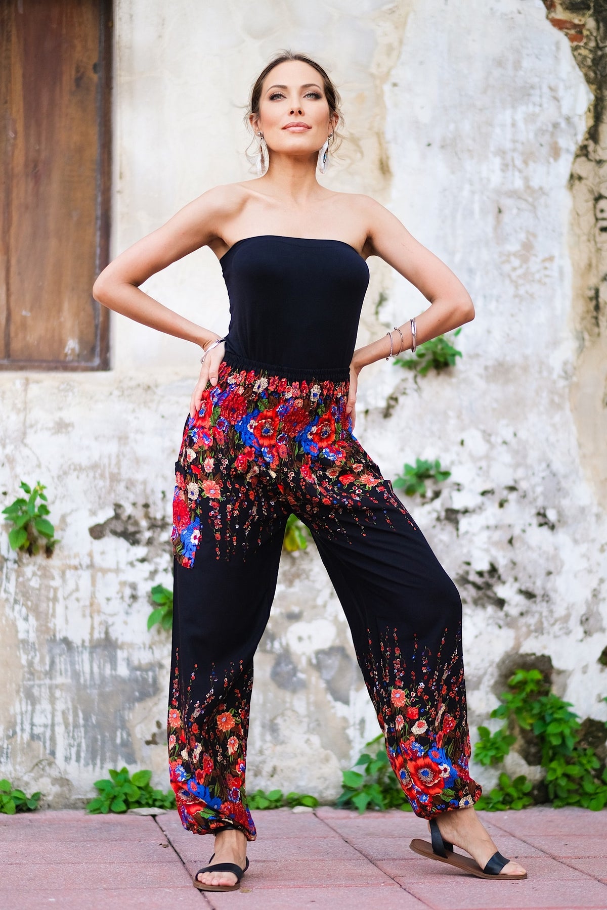 Pantalon léger en rayonne, doux et confortable, élastique aux chevilles permet de le remonter au dessus des mollets, passe-partout, parfait pour le yoga ou une promenade en vélo, il se porte en toute occasion, un incontournable à petit prix pour ce printemps-été.&nbsp;