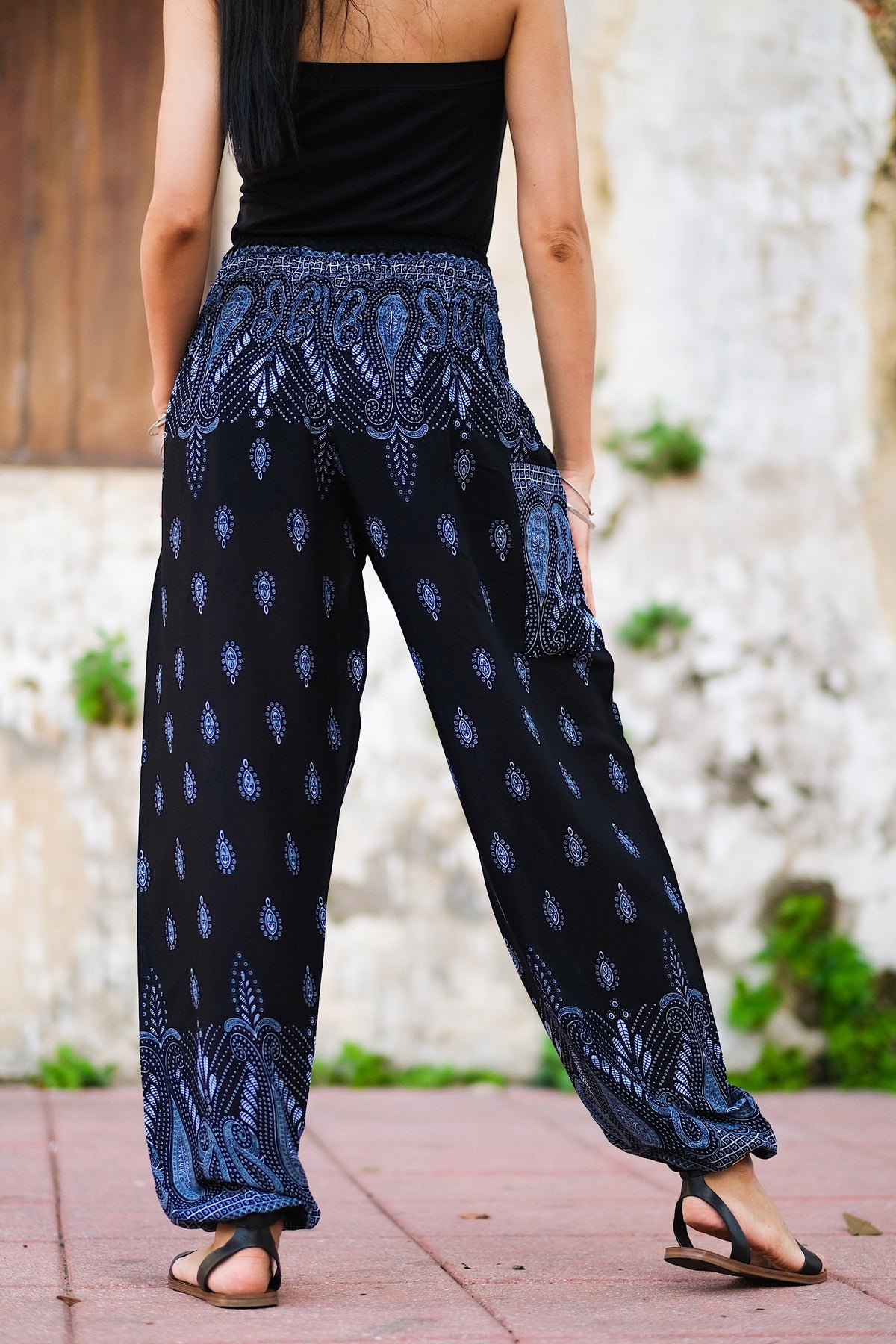 Pantalon léger en rayonne, doux et confortable, élastique aux chevilles permet de le remonter au dessus des mollets, passe-partout, parfait pour le yoga ou une promenade en vélo, il se porte en toute occasion, un incontournable à petit prix pour ce printemps-été.&nbsp;