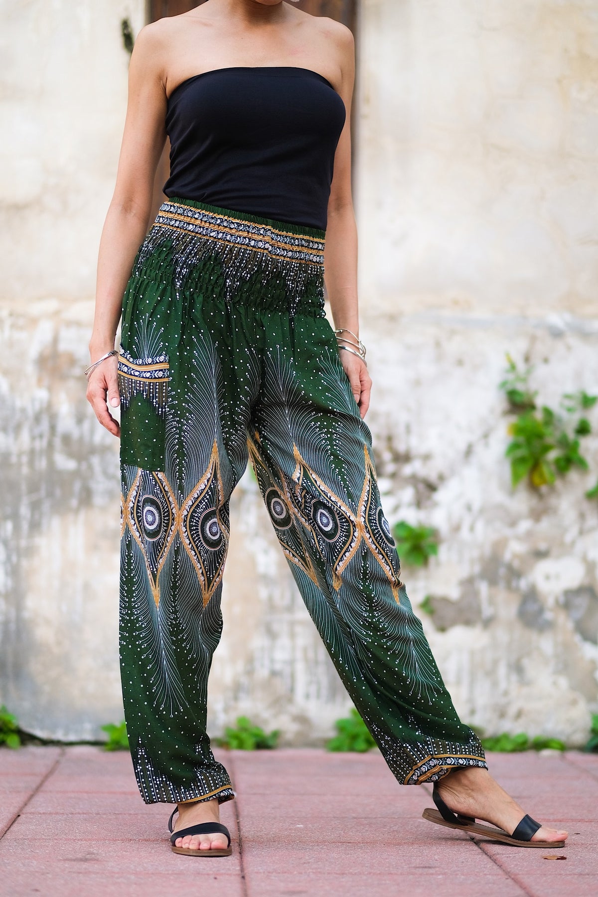 Pantalon léger en rayonne, doux et confortable, élastique aux chevilles permet de le remonter au dessus des mollets, passe-partout, parfait pour le yoga ou une promenade en vélo, il se porte en toute occasion, un incontournable à petit prix pour ce printemps-été.&nbsp;