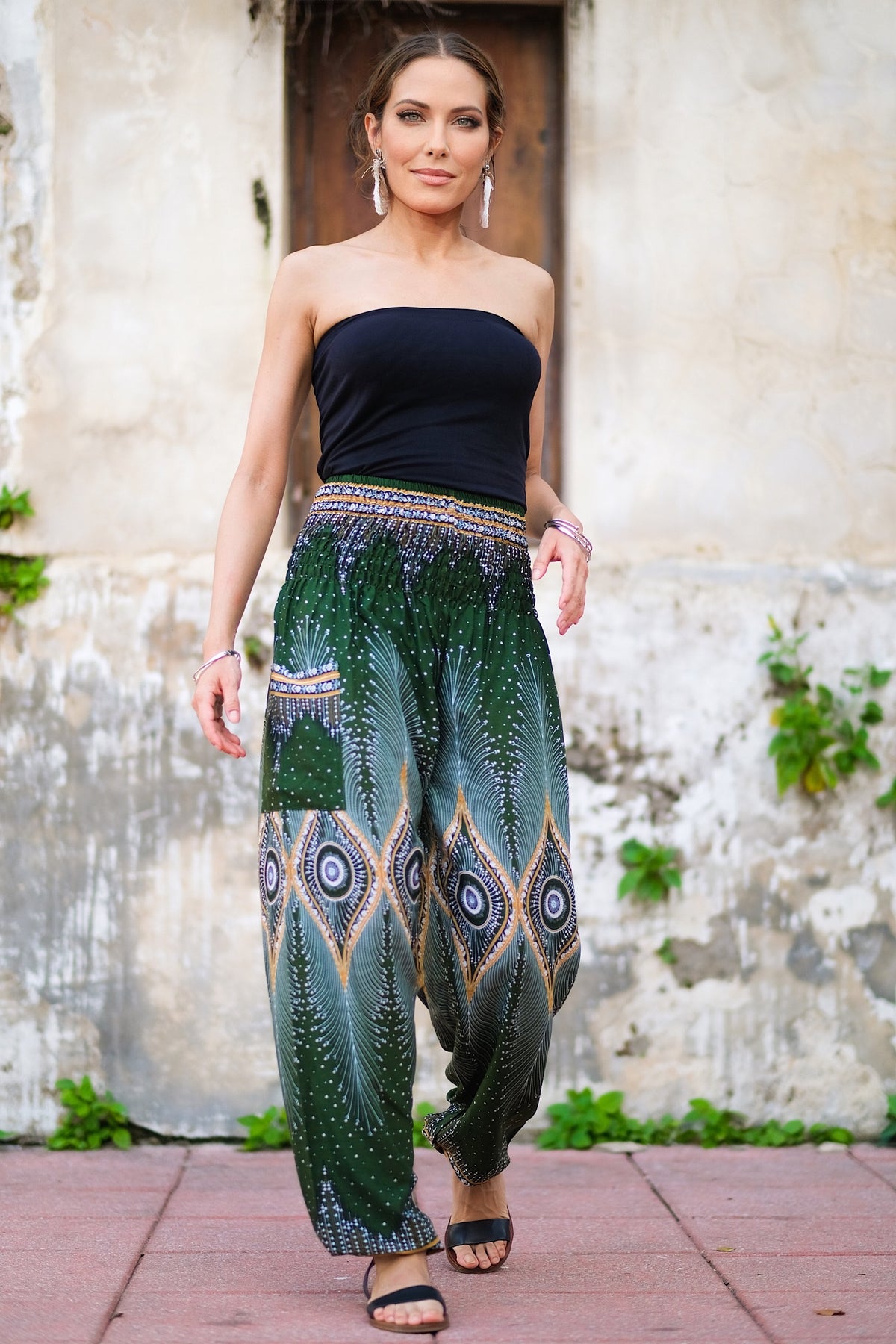 Pantalon léger en rayonne, doux et confortable, élastique aux chevilles permet de le remonter au dessus des mollets, passe-partout, parfait pour le yoga ou une promenade en vélo, il se porte en toute occasion, un incontournable à petit prix pour ce printemps-été.&nbsp;