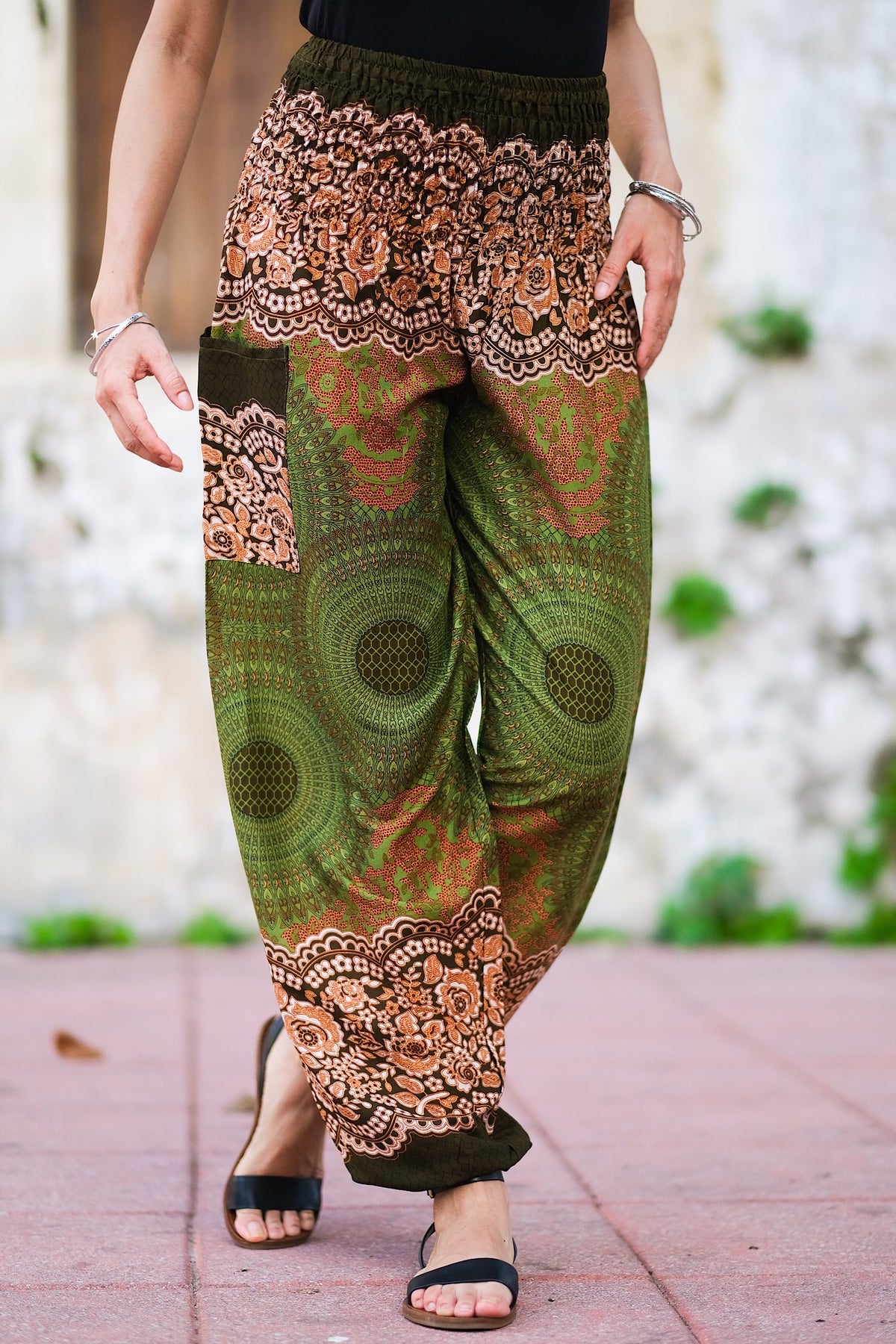 Pantalon léger en rayonne, doux et confortable, élastique aux chevilles permet de le remonter au dessus des mollets, passe-partout, parfait pour le yoga ou une promenade en vélo, il se porte en toute occasion, un incontournable à petit prix pour ce printemps-été.&nbsp;