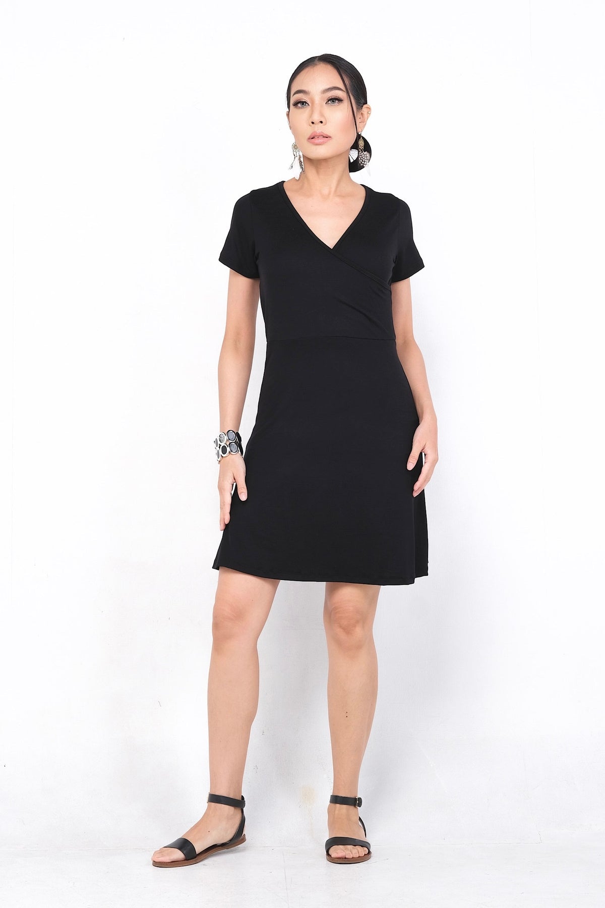 Robe Janelle en 100% rayonne, idéale pour toutes les silhouettes avec un style classique et une encolure en V, parfaite pour diverses occasions, disponible sur Trop Belle Pour Toi.