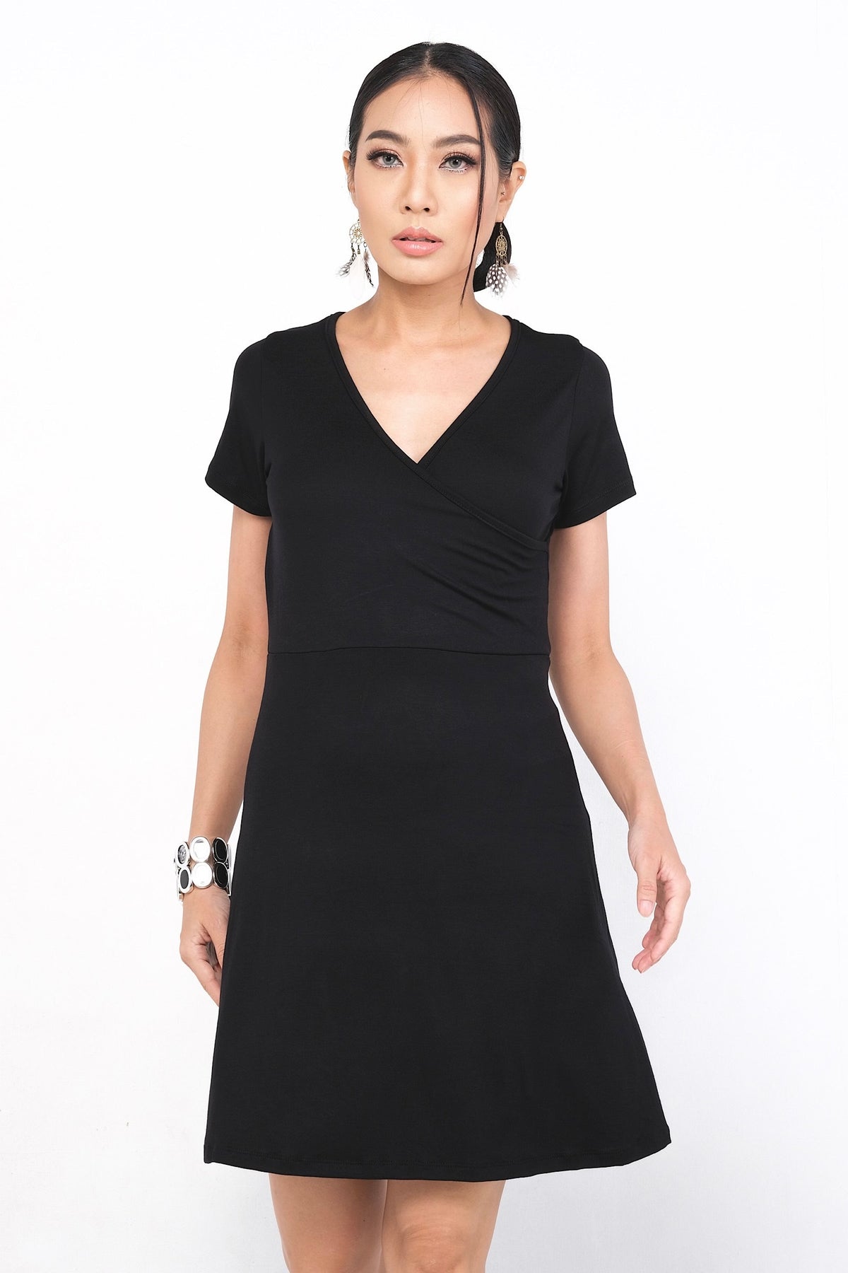 Robe Janelle en 100% rayonne, idéale pour toutes les silhouettes avec un style classique et une encolure en V, parfaite pour diverses occasions, disponible sur Trop Belle Pour Toi.