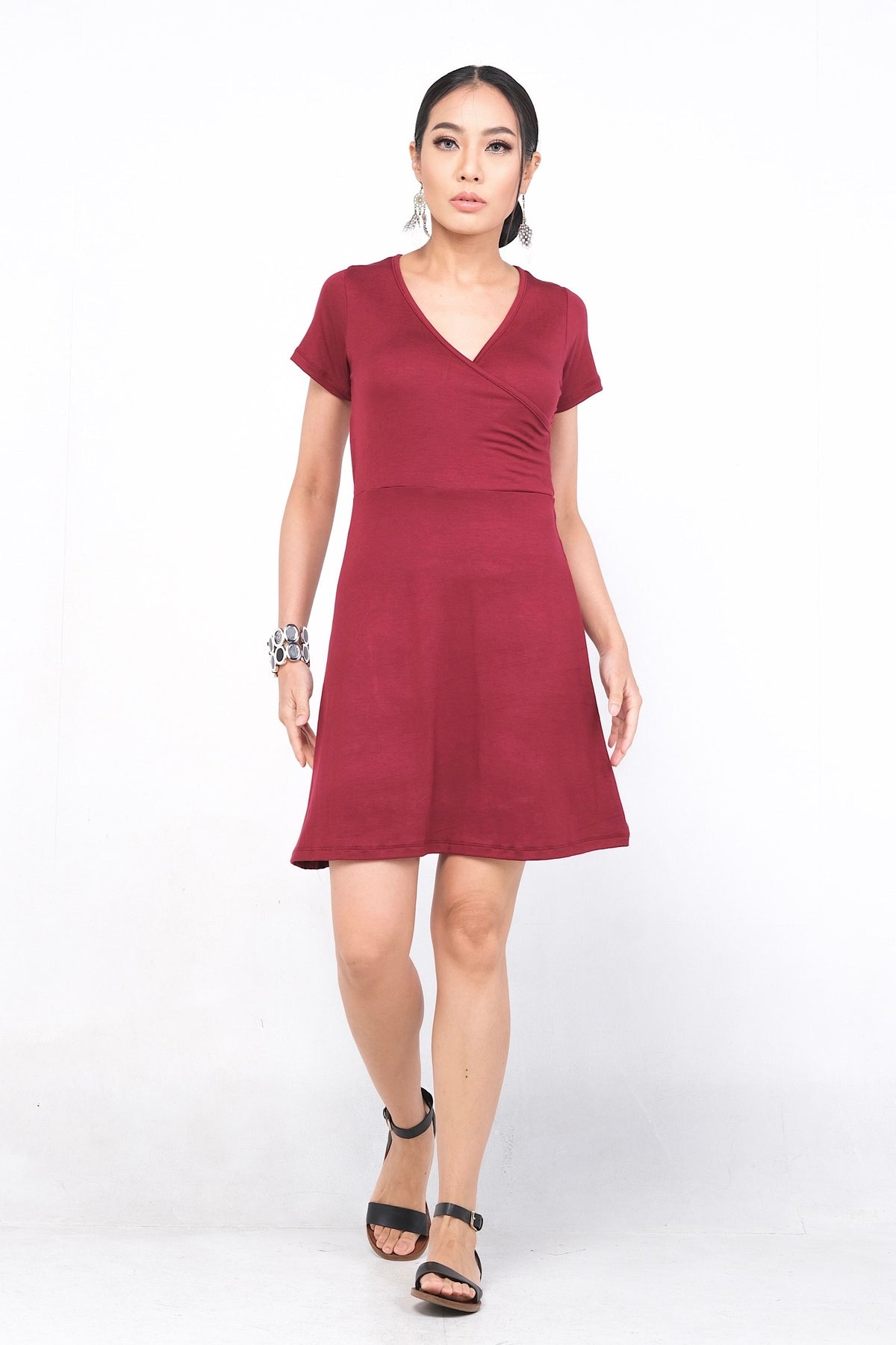Robe Janelle en 100% rayonne, idéale pour toutes les silhouettes avec un style classique et une encolure en V, parfaite pour diverses occasions, disponible sur Trop Belle Pour Toi.