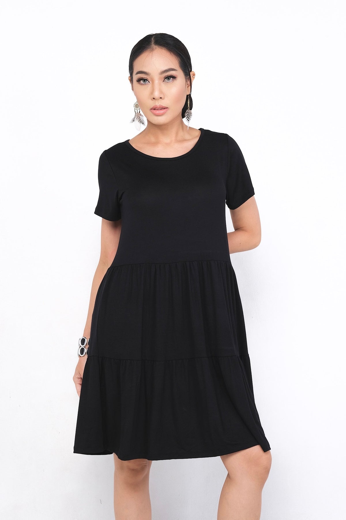 Robe Marigold en rayonne noire, style évasé avec manches courtes et jupe à volants, parfaite pour une silhouette élégante. Disponible sur Trop Belle Pour Toi.