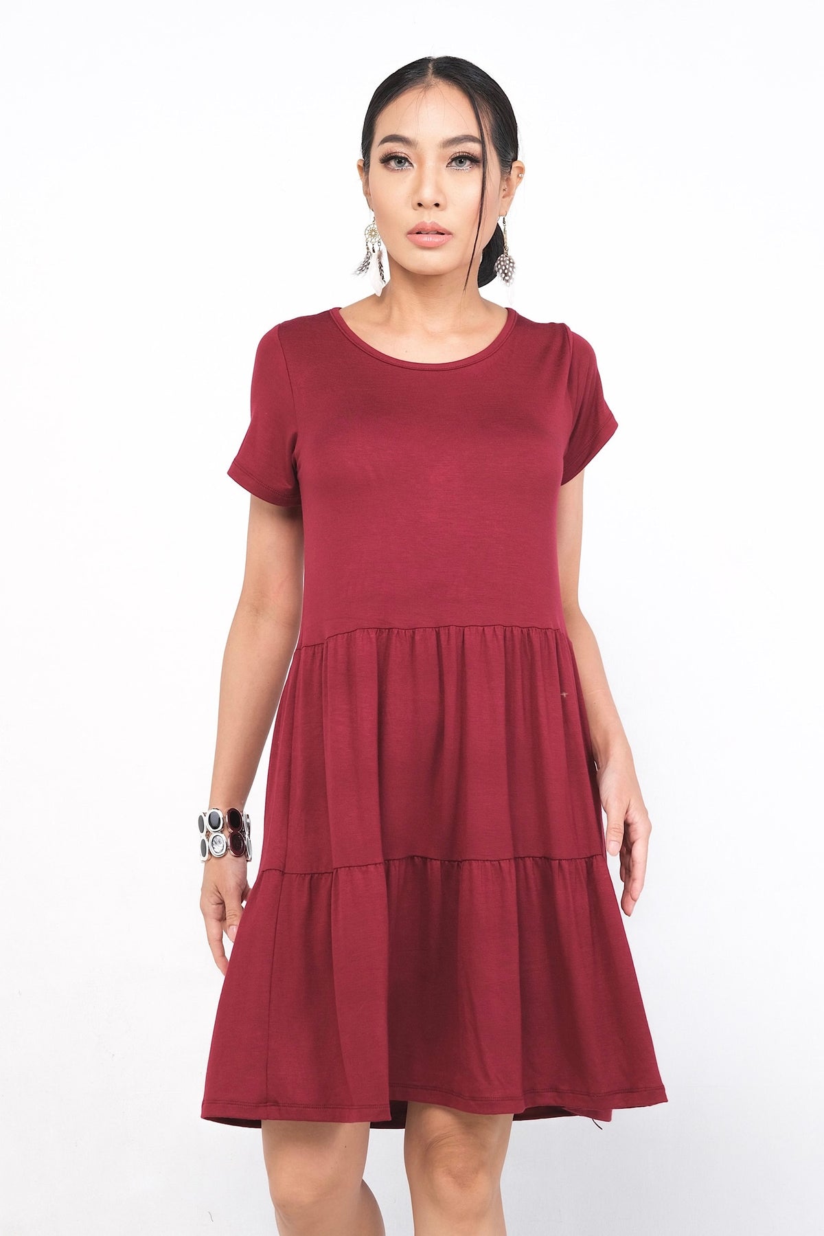 Robe Marigold en rayonne noire, style évasé avec manches courtes et jupe à volants, parfaite pour une silhouette élégante. Disponible sur Trop Belle Pour Toi.