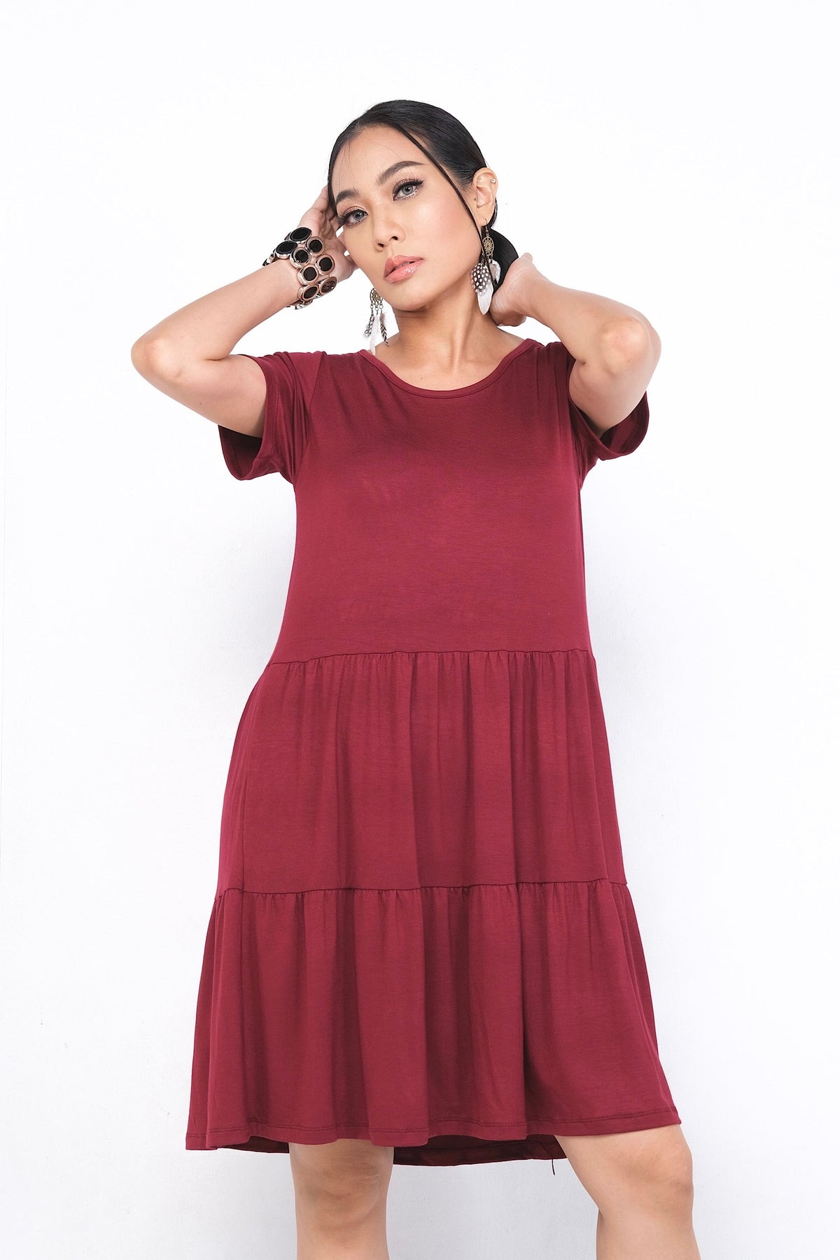 Robe Marigold en rayonne noire, style évasé avec manches courtes et jupe à volants, parfaite pour une silhouette élégante. Disponible sur Trop Belle Pour Toi.