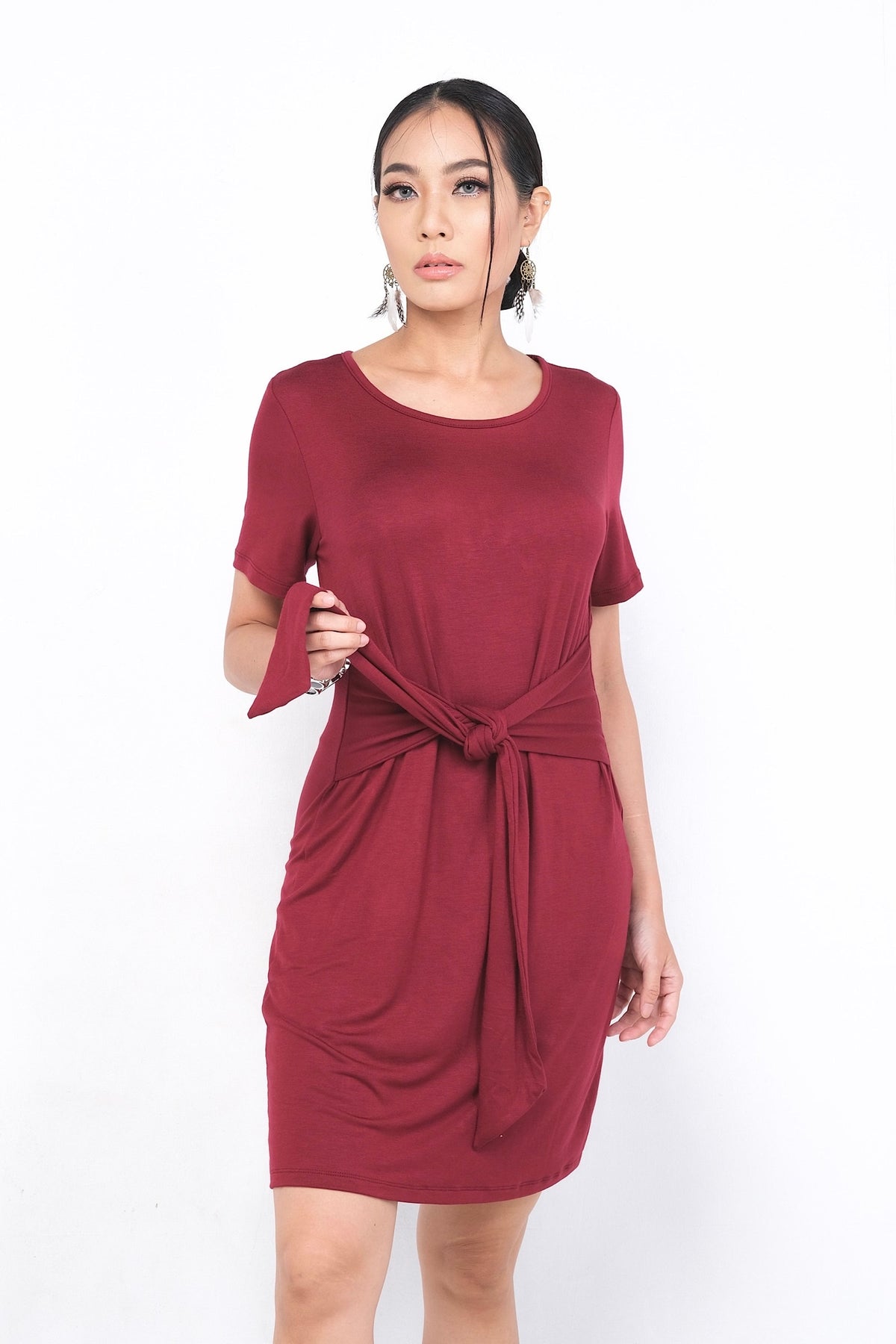 Robe Alexiane en rayonne avec nœud ajustable, pour une allure sophistiquée et confortable.