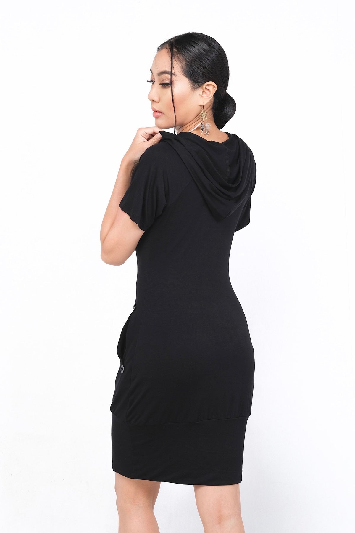 Robe Malyanne en rayonne noire avec capuche intégrée, parfaite pour un style versatile. Disponible sur Trop Belle Pour Toi.
