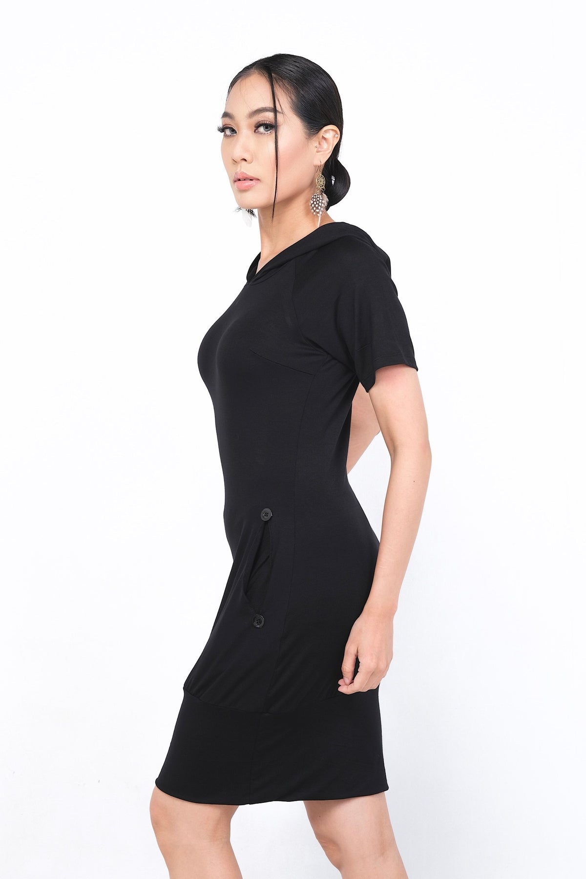 Robe Malyanne en rayonne noire avec capuche intégrée, parfaite pour un style versatile. Disponible sur Trop Belle Pour Toi.
