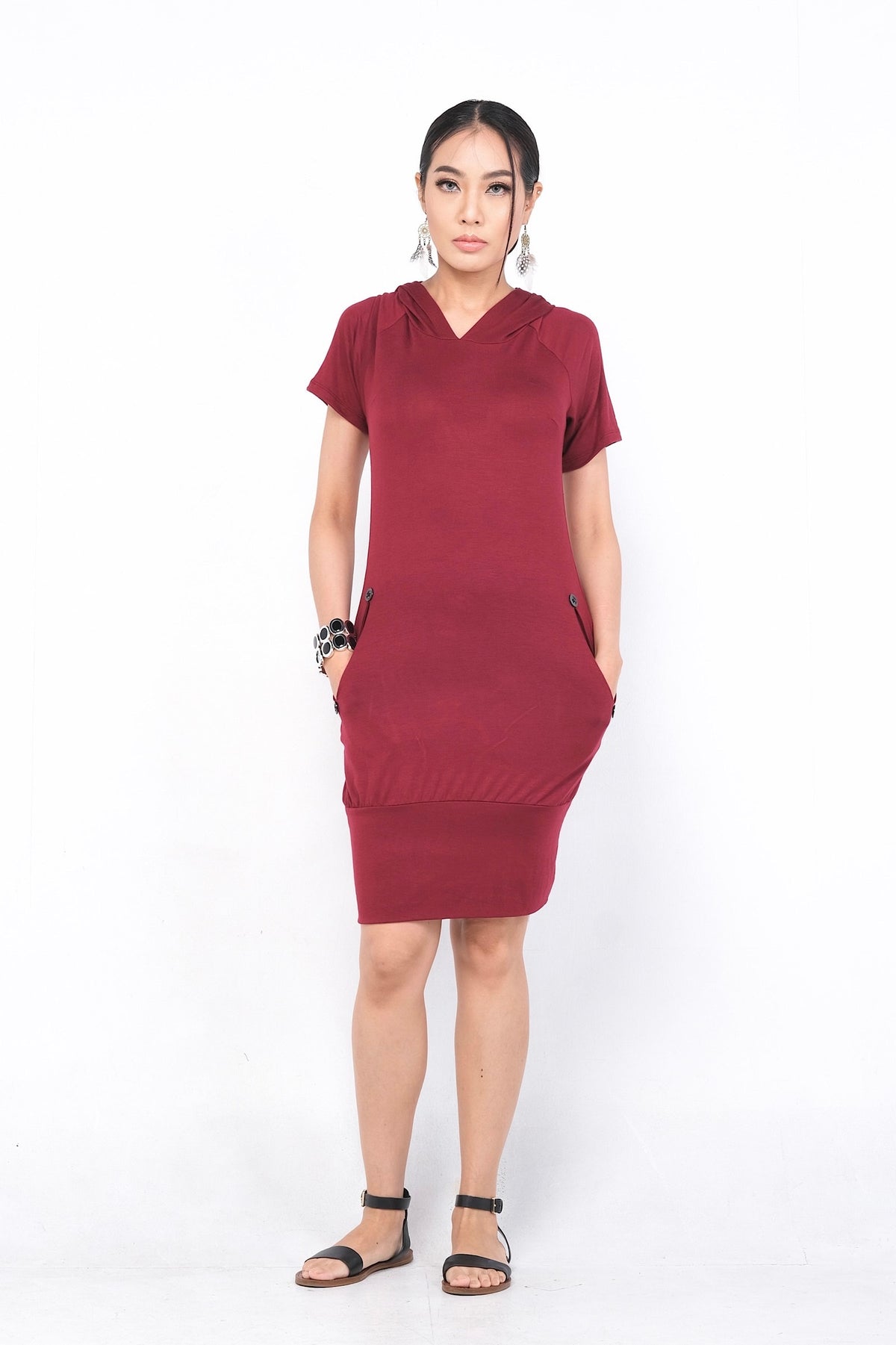 Robe Malyanne en rayonne noire avec capuche intégrée, parfaite pour un style versatile. Disponible sur Trop Belle Pour Toi.