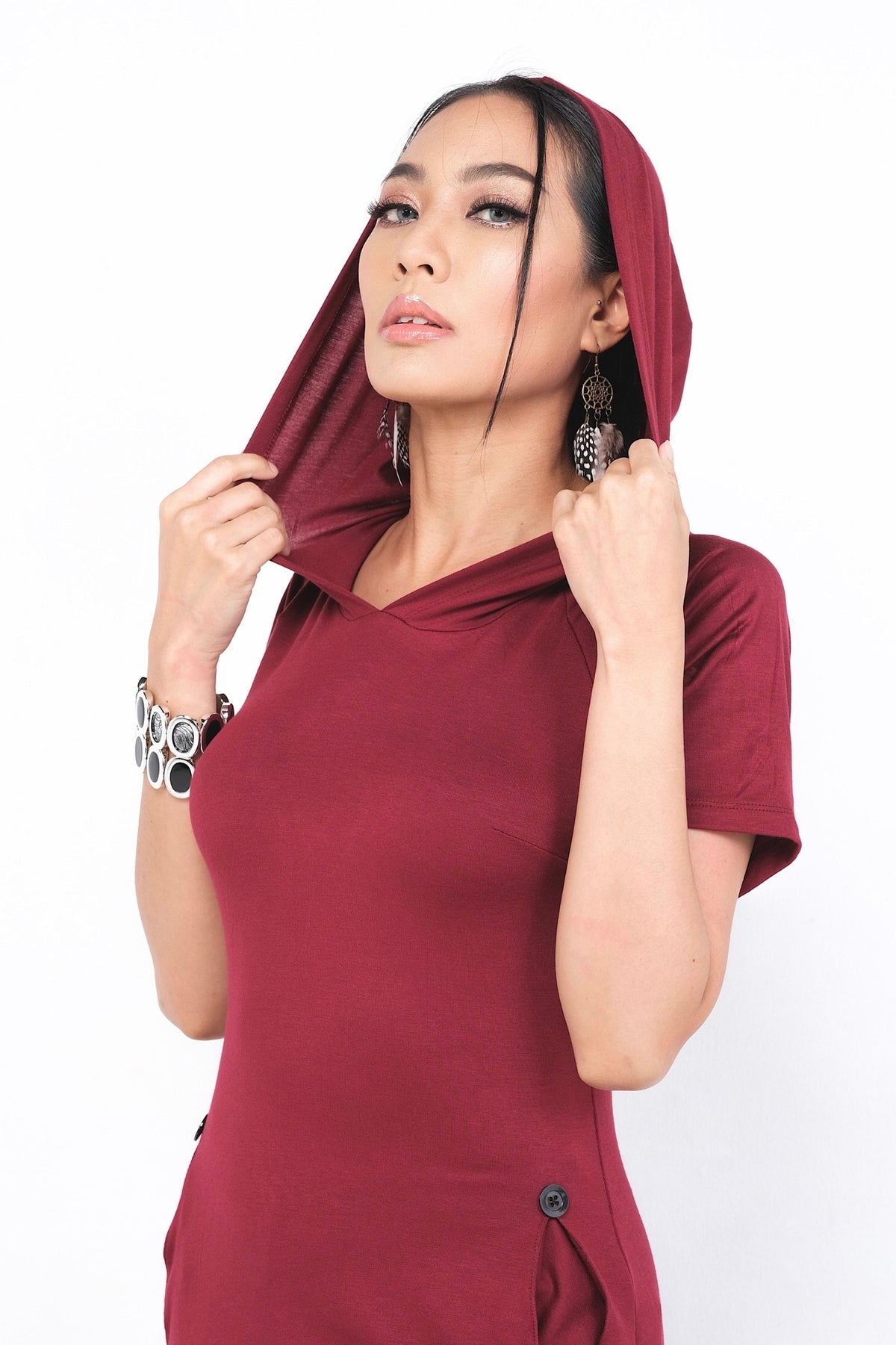Robe Malyanne en rayonne noire avec capuche intégrée, parfaite pour un style versatile. Disponible sur Trop Belle Pour Toi.