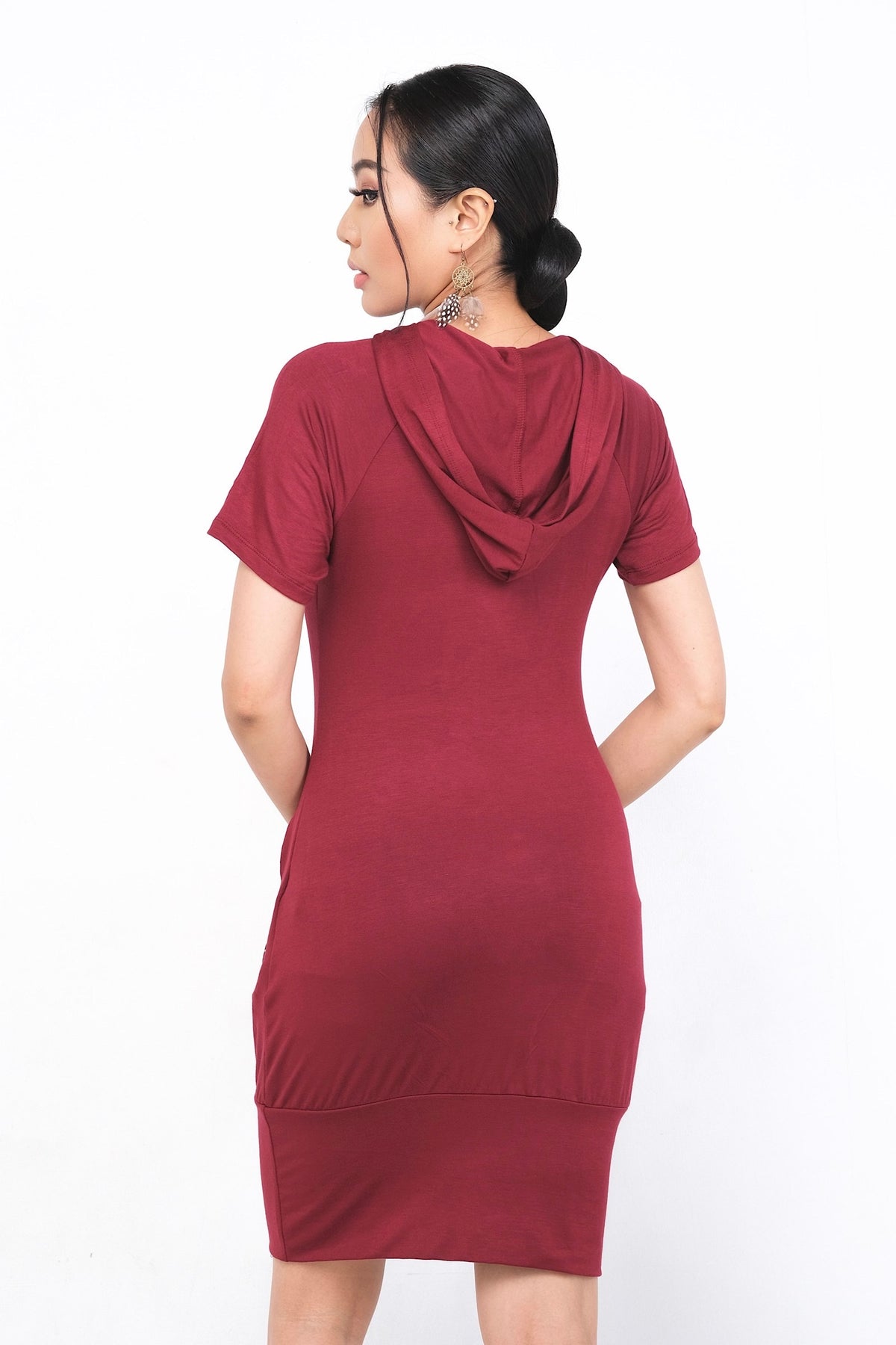 Robe Malyanne en rayonne noire avec capuche intégrée, parfaite pour un style versatile. Disponible sur Trop Belle Pour Toi.