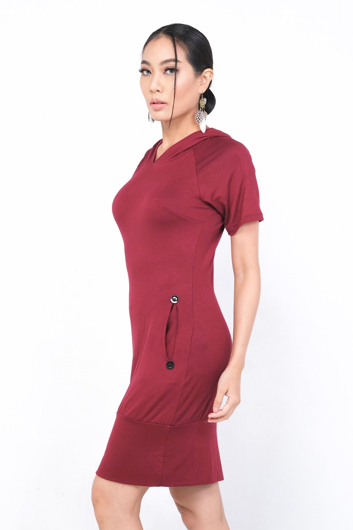 Robe Malyanne en rayonne noire avec capuche intégrée, parfaite pour un style versatile. Disponible sur Trop Belle Pour Toi.