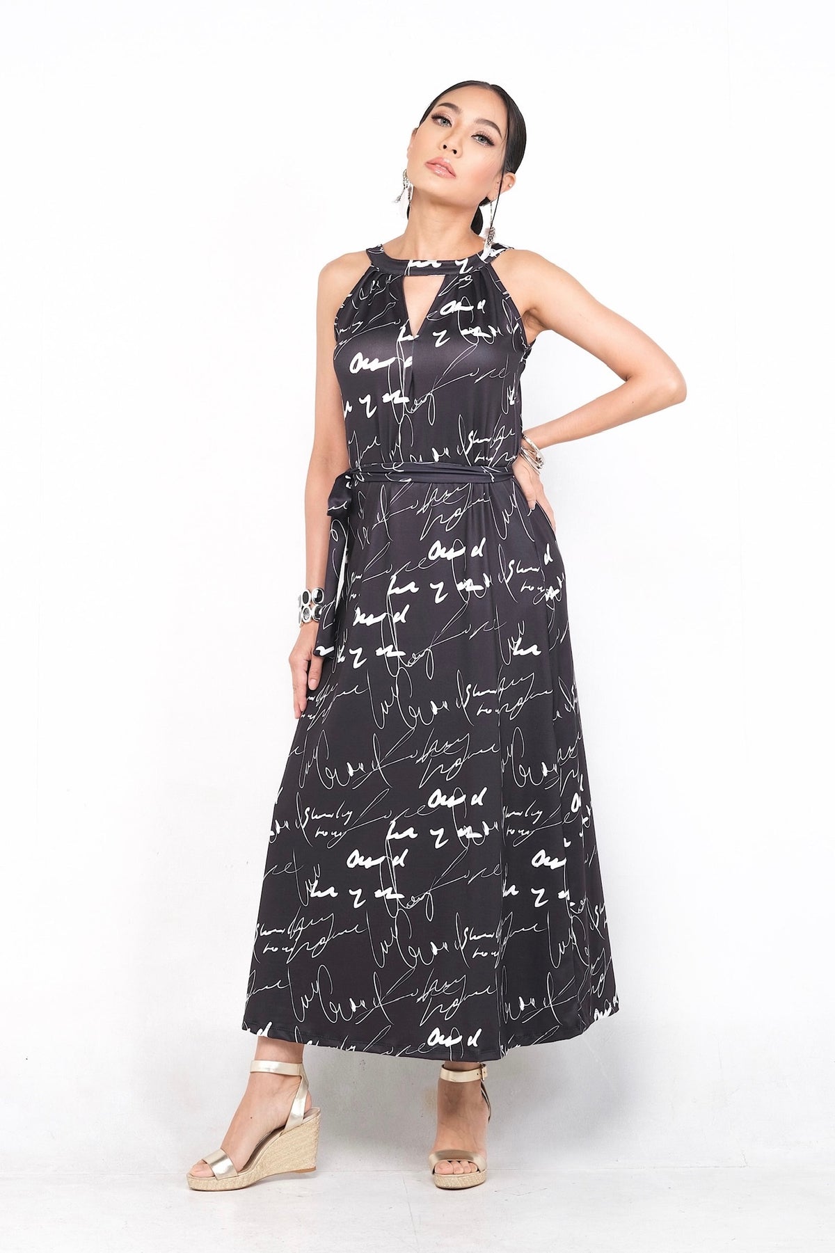 Robe Vilomène noire à imprimé manuscrit blanc, en polyester et spandex, versatile pour un style décontracté ou chic avec sandales ou talons. Idéale pour la saison printemps-été.