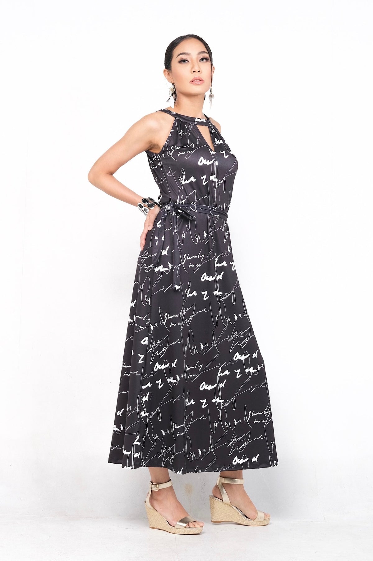 Robe Vilomène noire à imprimé manuscrit blanc, en polyester et spandex, versatile pour un style décontracté ou chic avec sandales ou talons. Idéale pour la saison printemps-été.