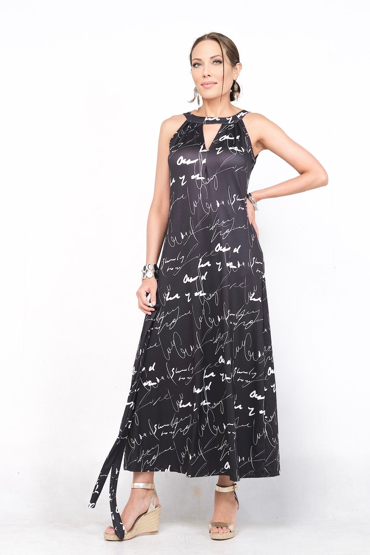 Robe Vilomène noire à imprimé manuscrit blanc, en polyester et spandex, versatile pour un style décontracté ou chic avec sandales ou talons. Idéale pour la saison printemps-été.