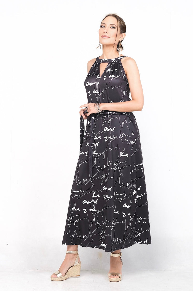 Robe Vilomène noire à imprimé manuscrit blanc, en polyester et spandex, versatile pour un style décontracté ou chic avec sandales ou talons. Idéale pour la saison printemps-été.