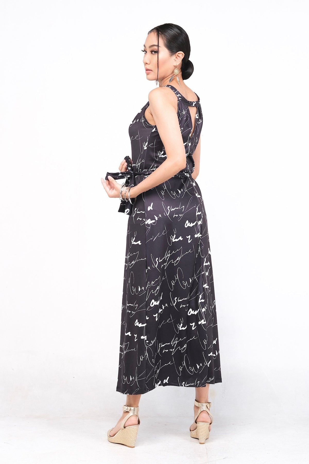 Robe Vilomène noire à imprimé manuscrit blanc, en polyester et spandex, versatile pour un style décontracté ou chic avec sandales ou talons. Idéale pour la saison printemps-été.