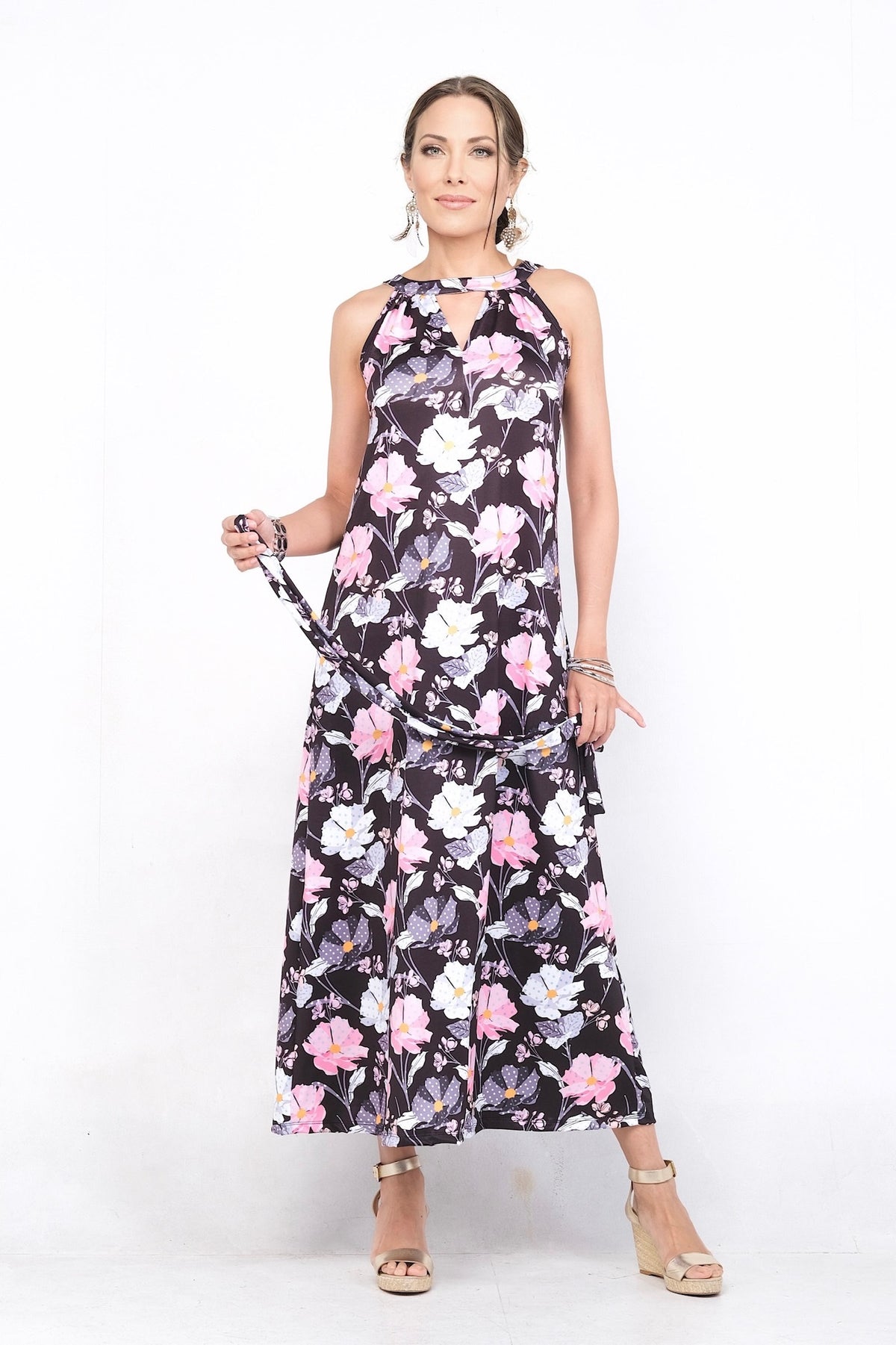 Robe Valeryne noire à imprimé floral multicolore, en polyester et spandex, adaptée à toutes les silhouettes. Confortable pour le printemps et l'été, parfaite avec des sandales ou des talons.