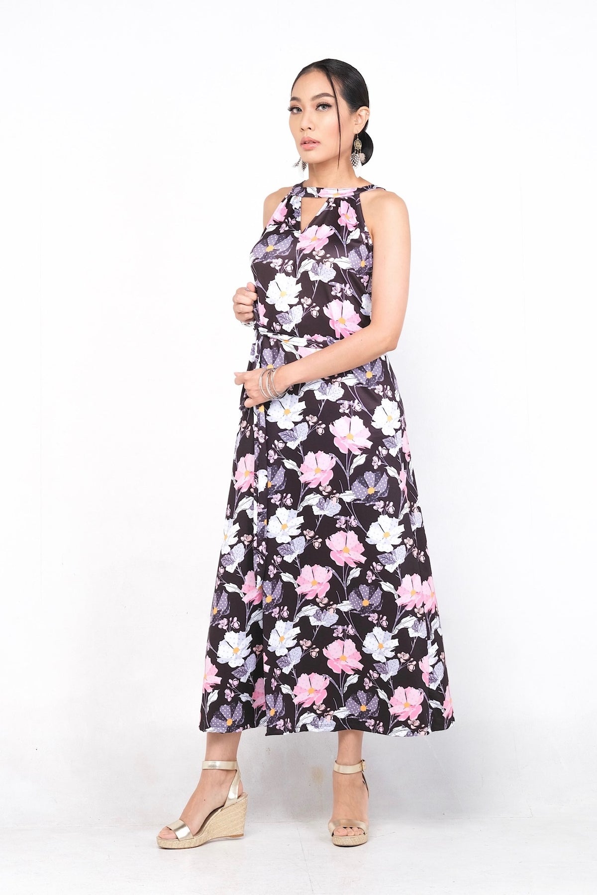 Robe Valeryne noire à imprimé floral multicolore, en polyester et spandex, adaptée à toutes les silhouettes. Confortable pour le printemps et l'été, parfaite avec des sandales ou des talons.