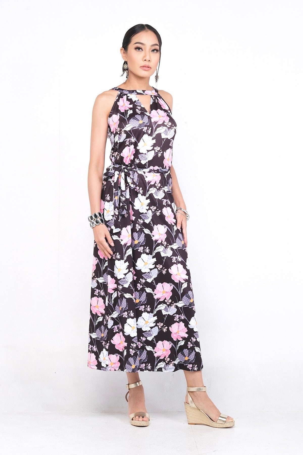 Robe Valeryne noire à imprimé floral multicolore, en polyester et spandex, adaptée à toutes les silhouettes. Confortable pour le printemps et l'été, parfaite avec des sandales ou des talons.