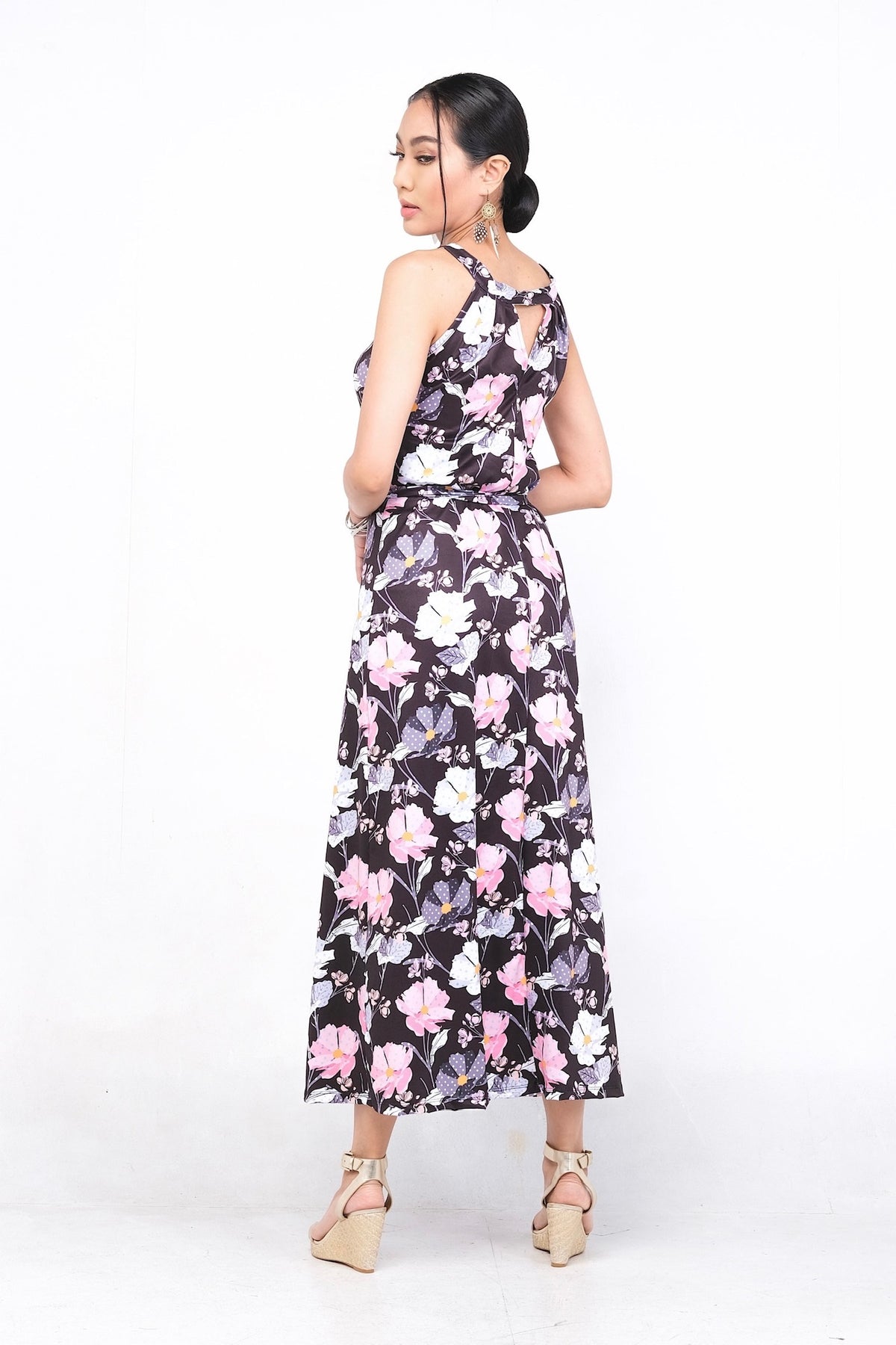 Robe Valeryne noire à imprimé floral multicolore, en polyester et spandex, adaptée à toutes les silhouettes. Confortable pour le printemps et l'été, parfaite avec des sandales ou des talons.