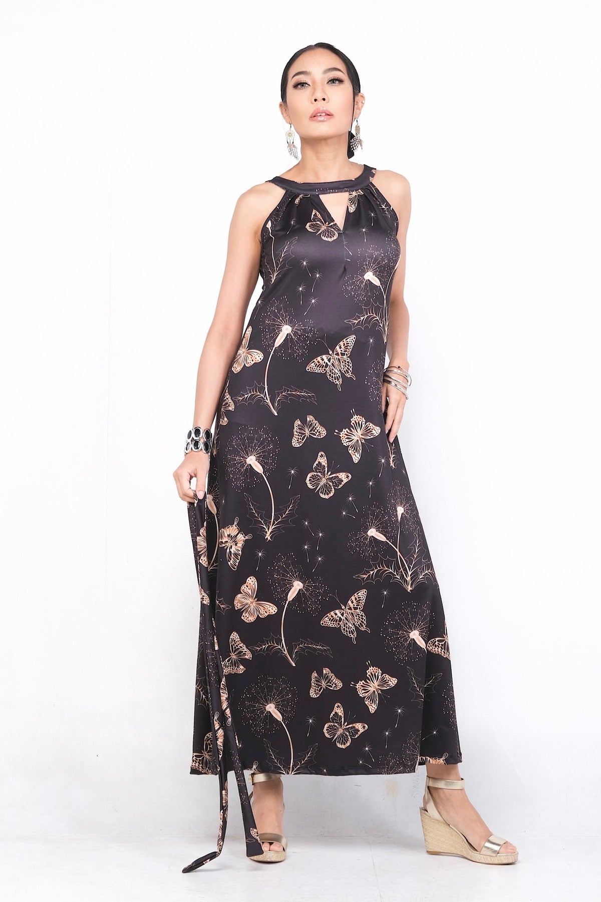 Robe Vanilya en polyester et spandex, de couleur noire avec un motif délicat de papillons et fleurs. Elle offre un ajustement parfait pour toutes les silhouettes. Elle est parfaite pour le printemps et l'été.