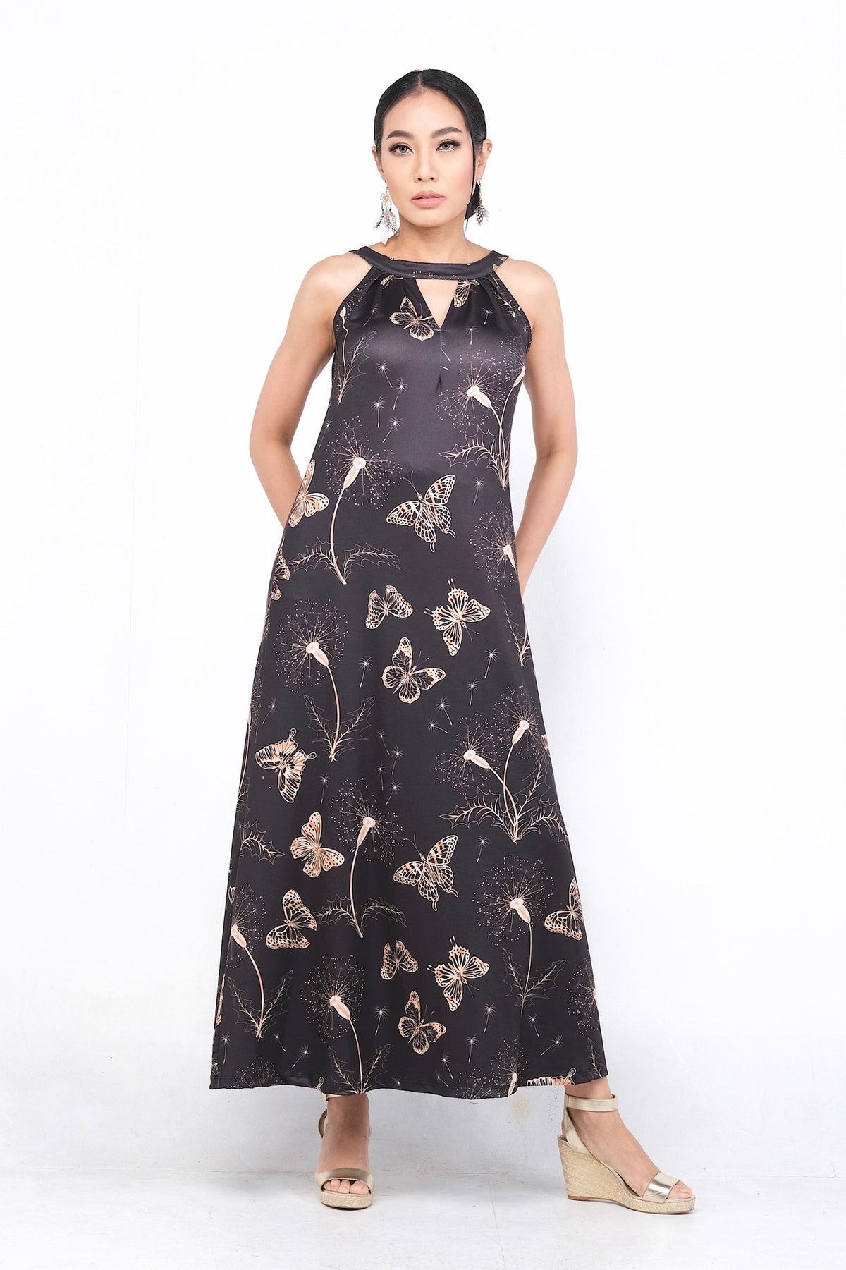 Robe Vanilya en polyester et spandex, de couleur noire avec un motif délicat de papillons et fleurs. Elle offre un ajustement parfait pour toutes les silhouettes. Elle est parfaite pour le printemps et l'été.