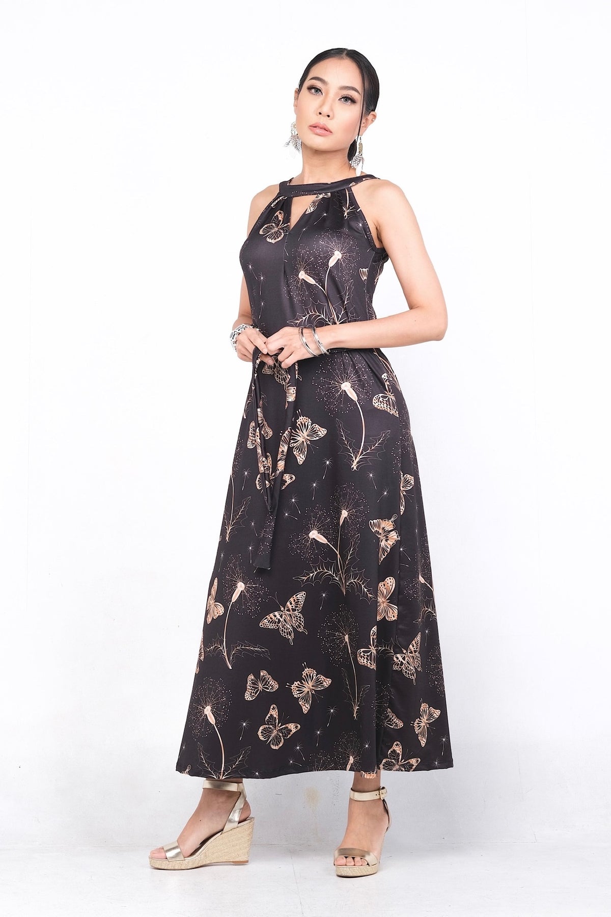Robe Vanilya en polyester et spandex, de couleur noire avec un motif délicat de papillons et fleurs. Elle offre un ajustement parfait pour toutes les silhouettes. Elle est parfaite pour le printemps et l'été.